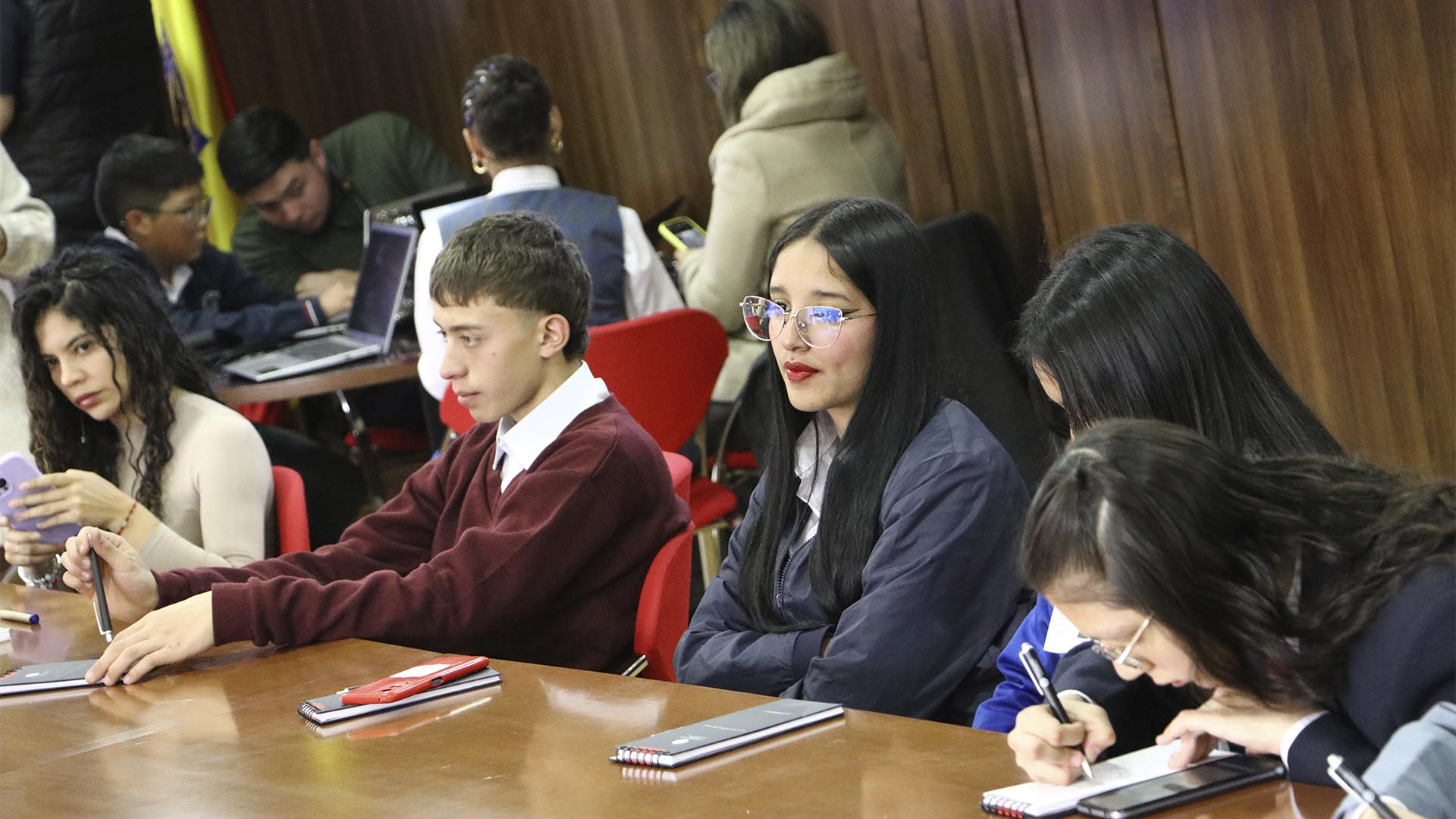 La Contraloría instaló formalmente la Red Distrital de Contralores Estudiantiles 2025, la cual está conformada por 20 jóvenes (uno por cada localidad de la ciudad) que asumieron el compromiso de ejercer vigilancia y control social desde sus entornos escolares, promoviendo el uso transparente y eficiente de los recursos públicos.