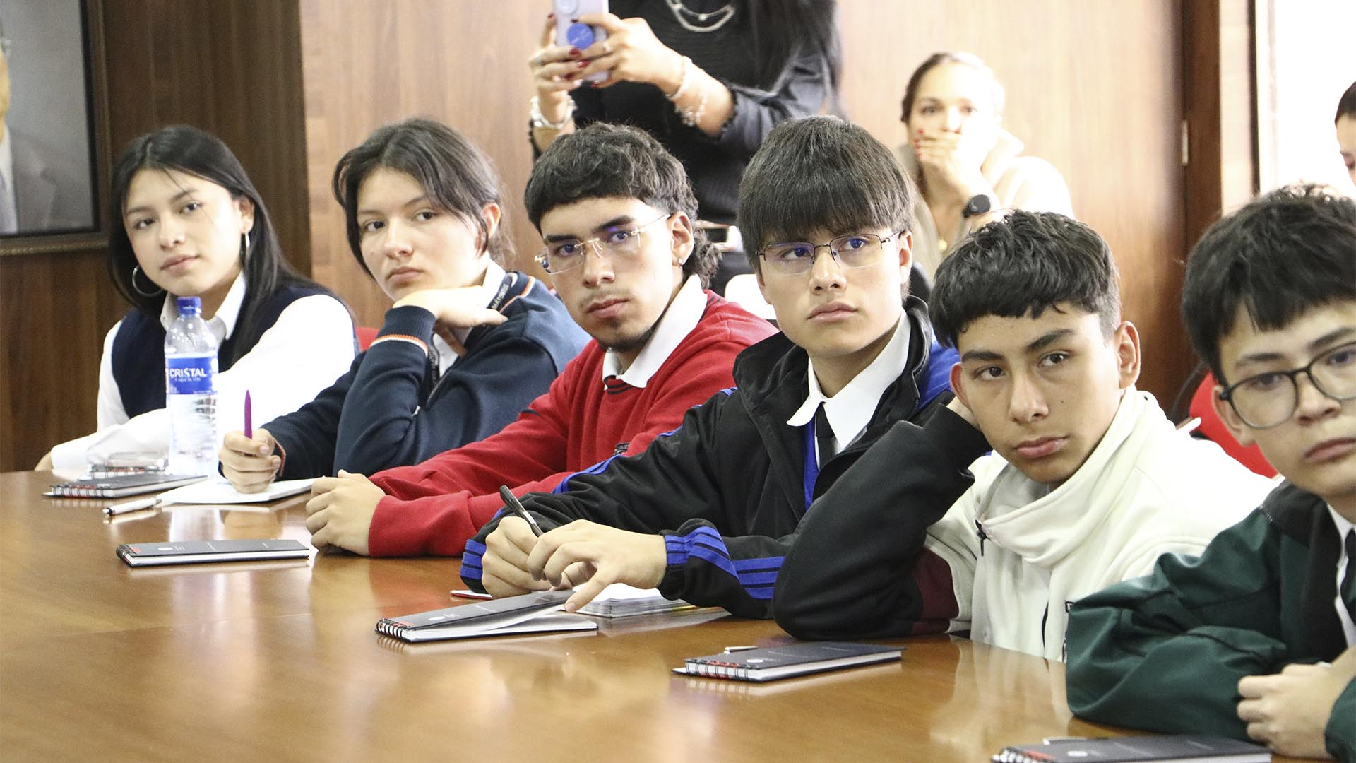 La Contraloría instaló formalmente la Red Distrital de Contralores Estudiantiles 2025, la cual está conformada por 20 jóvenes (uno por cada localidad de la ciudad) que asumieron el compromiso de ejercer vigilancia y control social desde sus entornos escolares, promoviendo el uso transparente y eficiente de los recursos públicos.