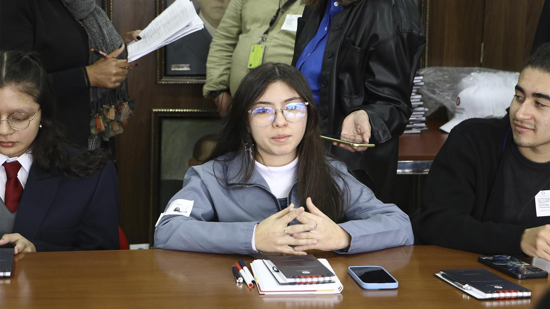 La Contraloría instaló formalmente la Red Distrital de Contralores Estudiantiles 2025, la cual está conformada por 20 jóvenes (uno por cada localidad de la ciudad) que asumieron el compromiso de ejercer vigilancia y control social desde sus entornos escolares, promoviendo el uso transparente y eficiente de los recursos públicos.