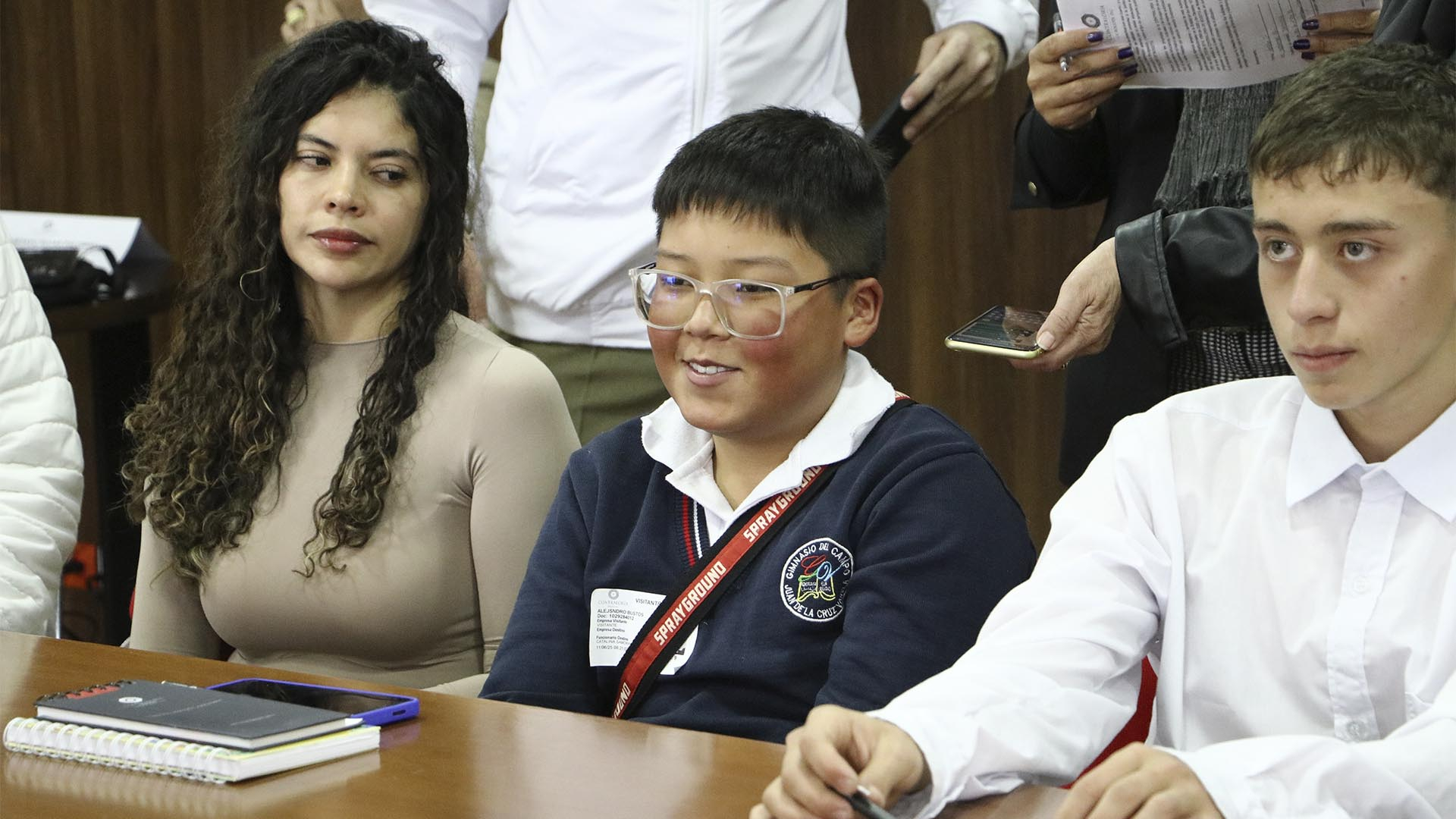 La Contraloría instaló formalmente la Red Distrital de Contralores Estudiantiles 2025, la cual está conformada por 20 jóvenes (uno por cada localidad de la ciudad) que asumieron el compromiso de ejercer vigilancia y control social desde sus entornos escolares, promoviendo el uso transparente y eficiente de los recursos públicos.