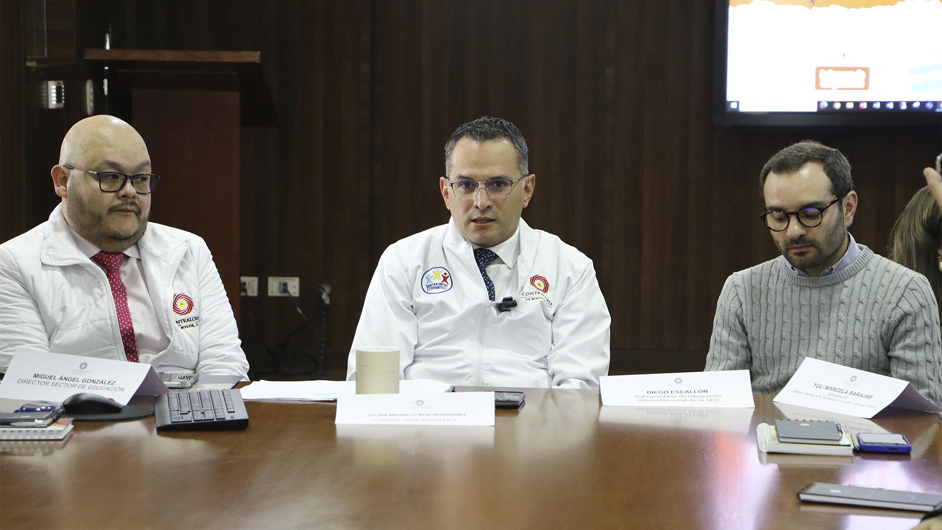 La Contraloría instaló formalmente la Red Distrital de Contralores Estudiantiles 2025, la cual está conformada por 20 jóvenes (uno por cada localidad de la ciudad) que asumieron el compromiso de ejercer vigilancia y control social desde sus entornos escolares, promoviendo el uso transparente y eficiente de los recursos públicos.