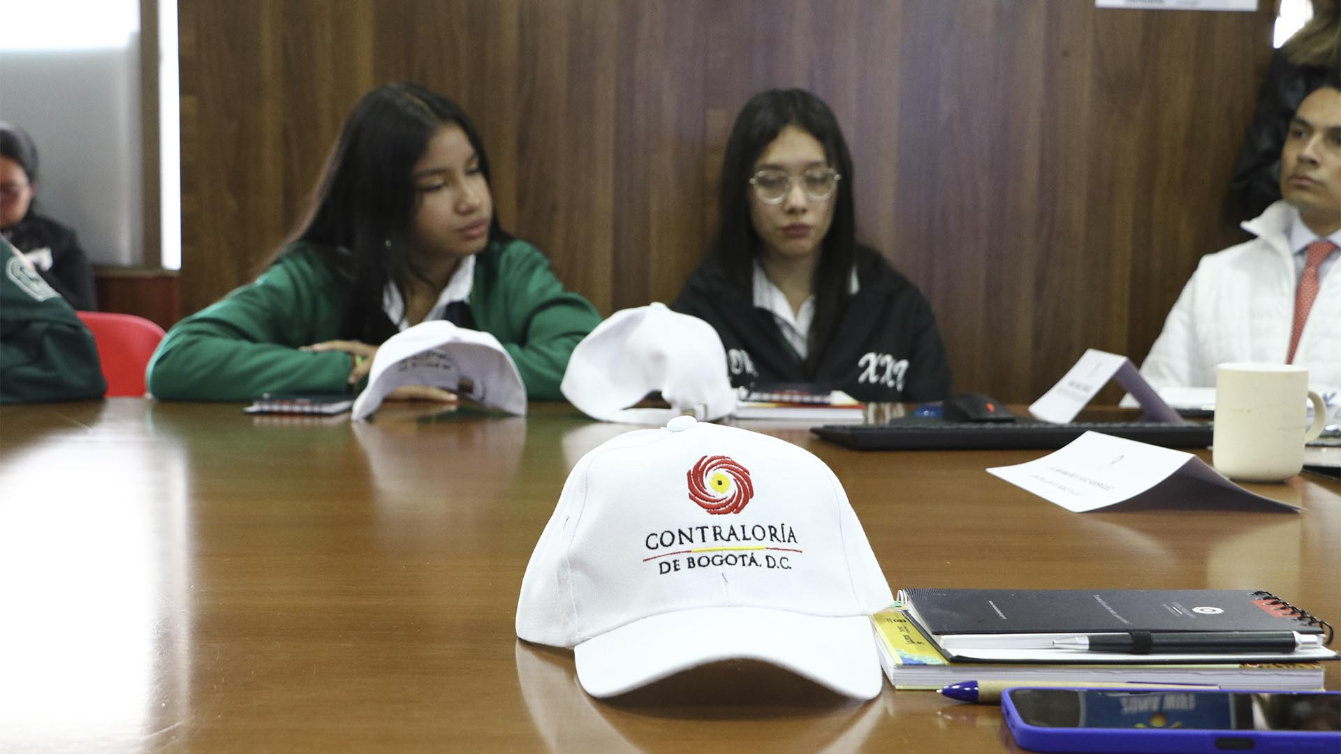 La Contraloría instaló formalmente la Red Distrital de Contralores Estudiantiles 2025, la cual está conformada por 20 jóvenes (uno por cada localidad de la ciudad) que asumieron el compromiso de ejercer vigilancia y control social desde sus entornos escolares, promoviendo el uso transparente y eficiente de los recursos públicos.