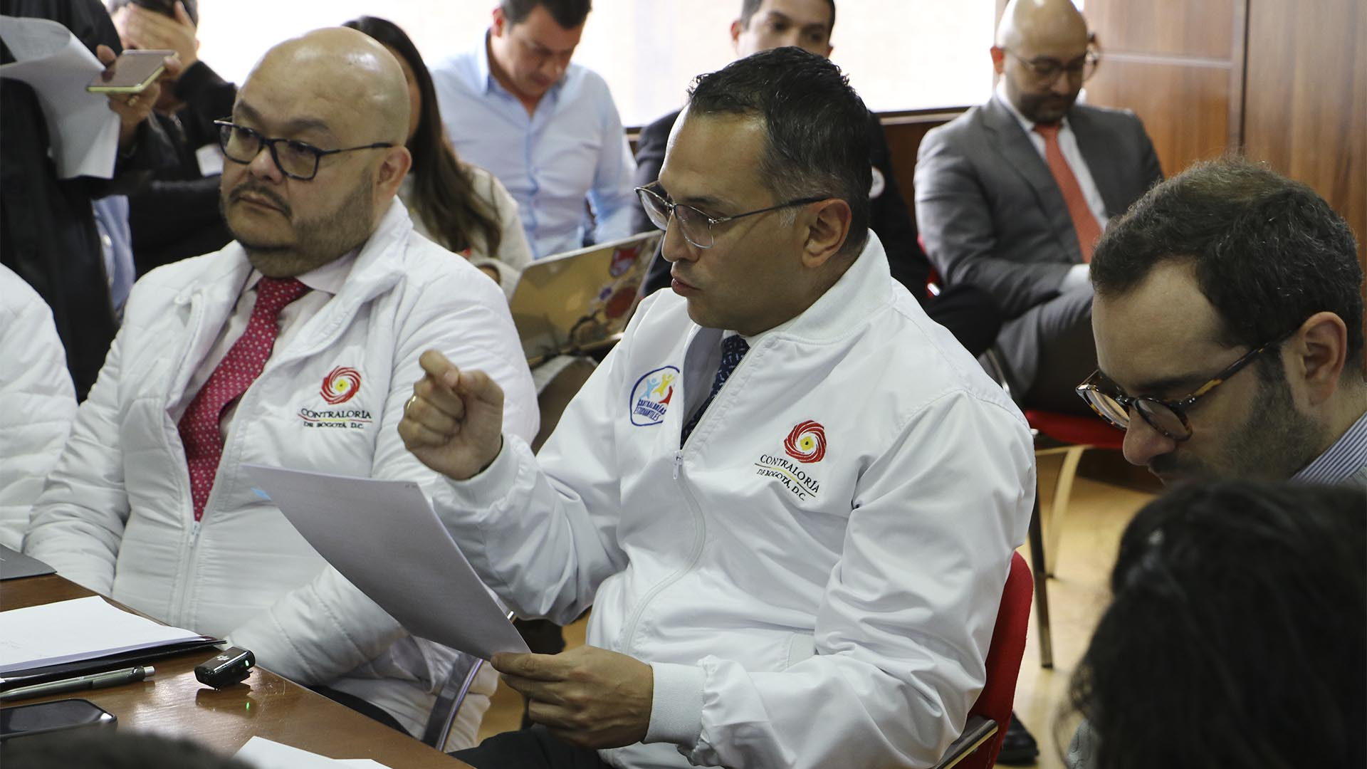 La Contraloría instaló formalmente la Red Distrital de Contralores Estudiantiles 2025, la cual está conformada por 20 jóvenes (uno por cada localidad de la ciudad) que asumieron el compromiso de ejercer vigilancia y control social desde sus entornos escolares, promoviendo el uso transparente y eficiente de los recursos públicos.