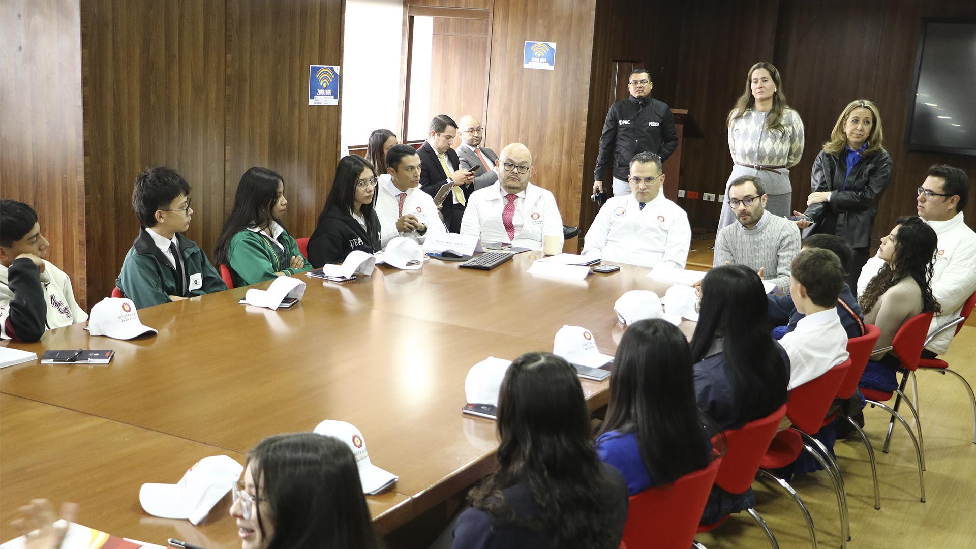 La Contraloría instaló formalmente la Red Distrital de Contralores Estudiantiles 2025, la cual está conformada por 20 jóvenes (uno por cada localidad de la ciudad) que asumieron el compromiso de ejercer vigilancia y control social desde sus entornos escolares, promoviendo el uso transparente y eficiente de los recursos públicos.