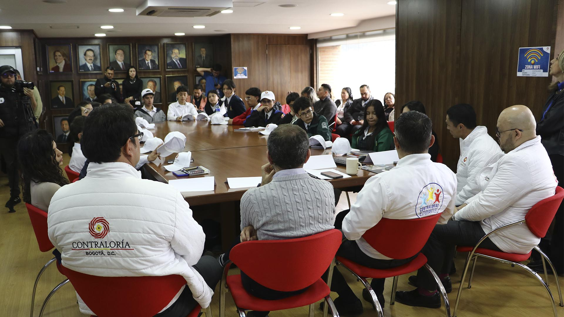 La Contraloría instaló formalmente la Red Distrital de Contralores Estudiantiles 2025, la cual está conformada por 20 jóvenes (uno por cada localidad de la ciudad) que asumieron el compromiso de ejercer vigilancia y control social desde sus entornos escolares, promoviendo el uso transparente y eficiente de los recursos públicos.