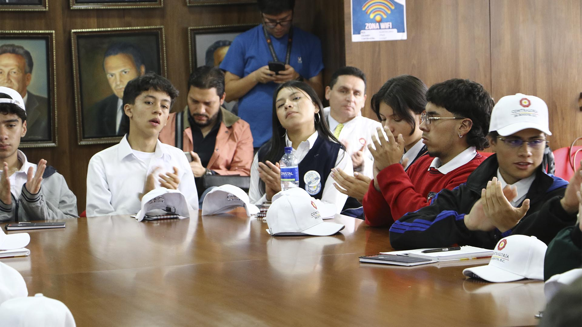 La Contraloría instaló formalmente la Red Distrital de Contralores Estudiantiles 2025, la cual está conformada por 20 jóvenes (uno por cada localidad de la ciudad) que asumieron el compromiso de ejercer vigilancia y control social desde sus entornos escolares, promoviendo el uso transparente y eficiente de los recursos públicos.