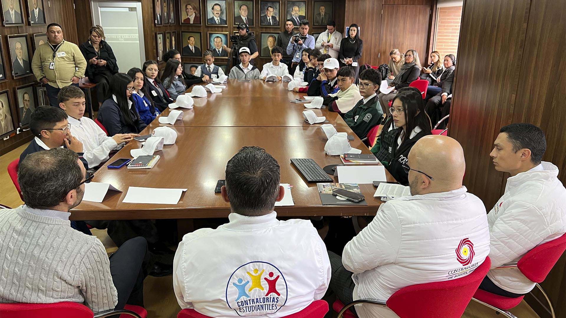 La Contraloría instaló formalmente la Red Distrital de Contralores Estudiantiles 2025, la cual está conformada por 20 jóvenes (uno por cada localidad de la ciudad) que asumieron el compromiso de ejercer vigilancia y control social desde sus entornos escolares, promoviendo el uso transparente y eficiente de los recursos públicos.