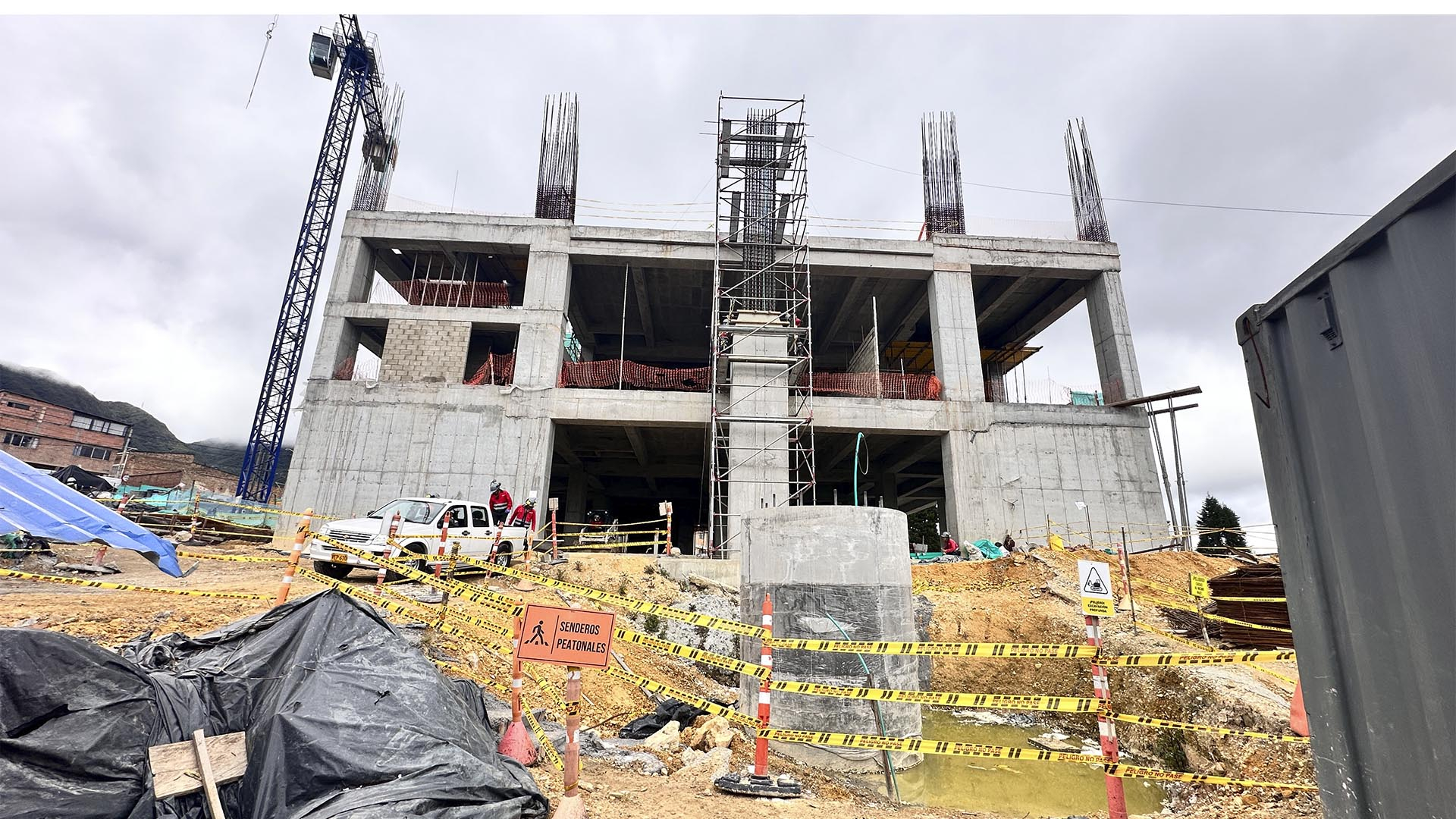 La Dirección Sectorial de Movilidad de la Contraloría realizó una visita de obra al TransMiCable, en San Cristóbal, proyecto que actualmente tiene un avance del 66 %, con una inversión de $364 mil millones. El nuevo TransMicable beneficiará a cercade 400 mil personas. Se proyecta su entrega en 2026.