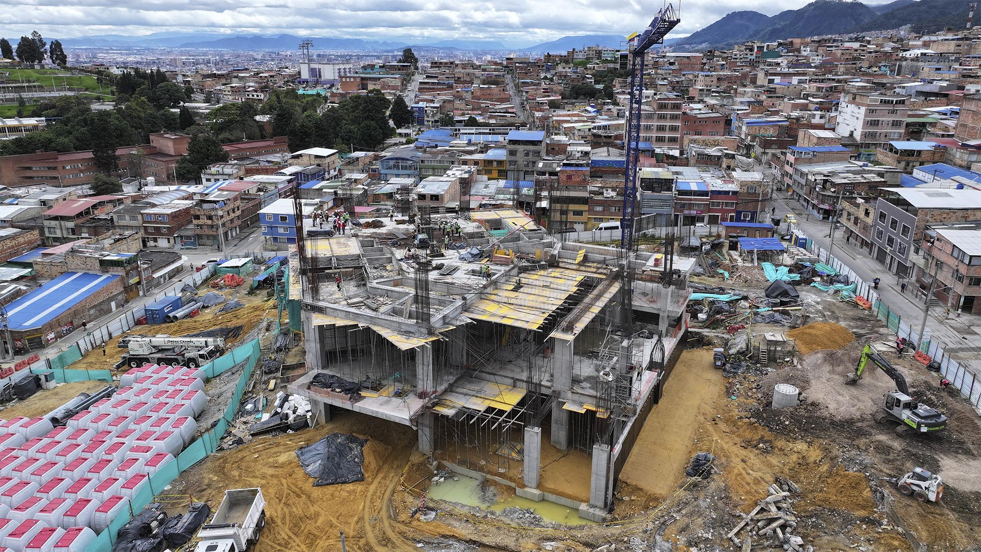 La Dirección Sectorial de Movilidad de la Contraloría realizó una visita de obra al TransMiCable, en San Cristóbal, proyecto que actualmente tiene un avance del 66 %, con una inversión de $364 mil millones. El nuevo TransMicable beneficiará a cercade 400 mil personas. Se proyecta su entrega en 2026.