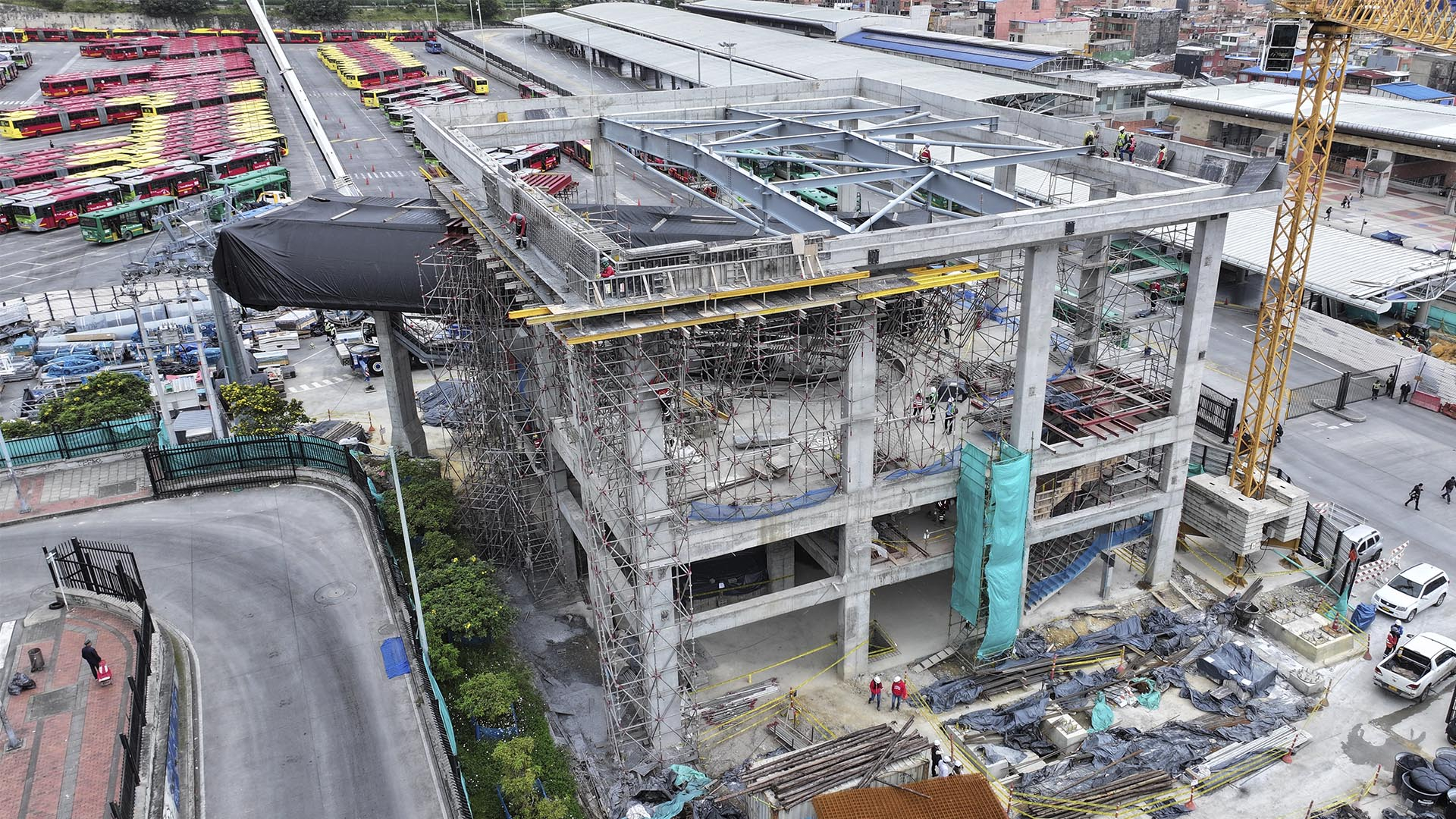La Dirección Sectorial de Movilidad de la Contraloría realizó una visita de obra al TransMiCable, en San Cristóbal, proyecto que actualmente tiene un avance del 66 %, con una inversión de $364 mil millones. El nuevo TransMicable beneficiará a cercade 400 mil personas. Se proyecta su entrega en 2026.