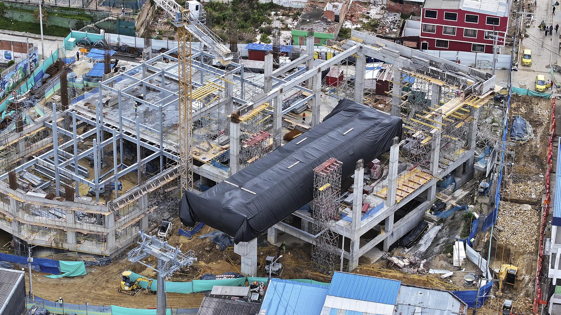 La Dirección Sectorial de Movilidad de la Contraloría realizó una visita de obra al TransMiCable, en San Cristóbal, proyecto que actualmente tiene un avance del 66 %, con una inversión de $364 mil millones. El nuevo TransMicable beneficiará a cercade 400 mil personas. Se proyecta su entrega en 2026.