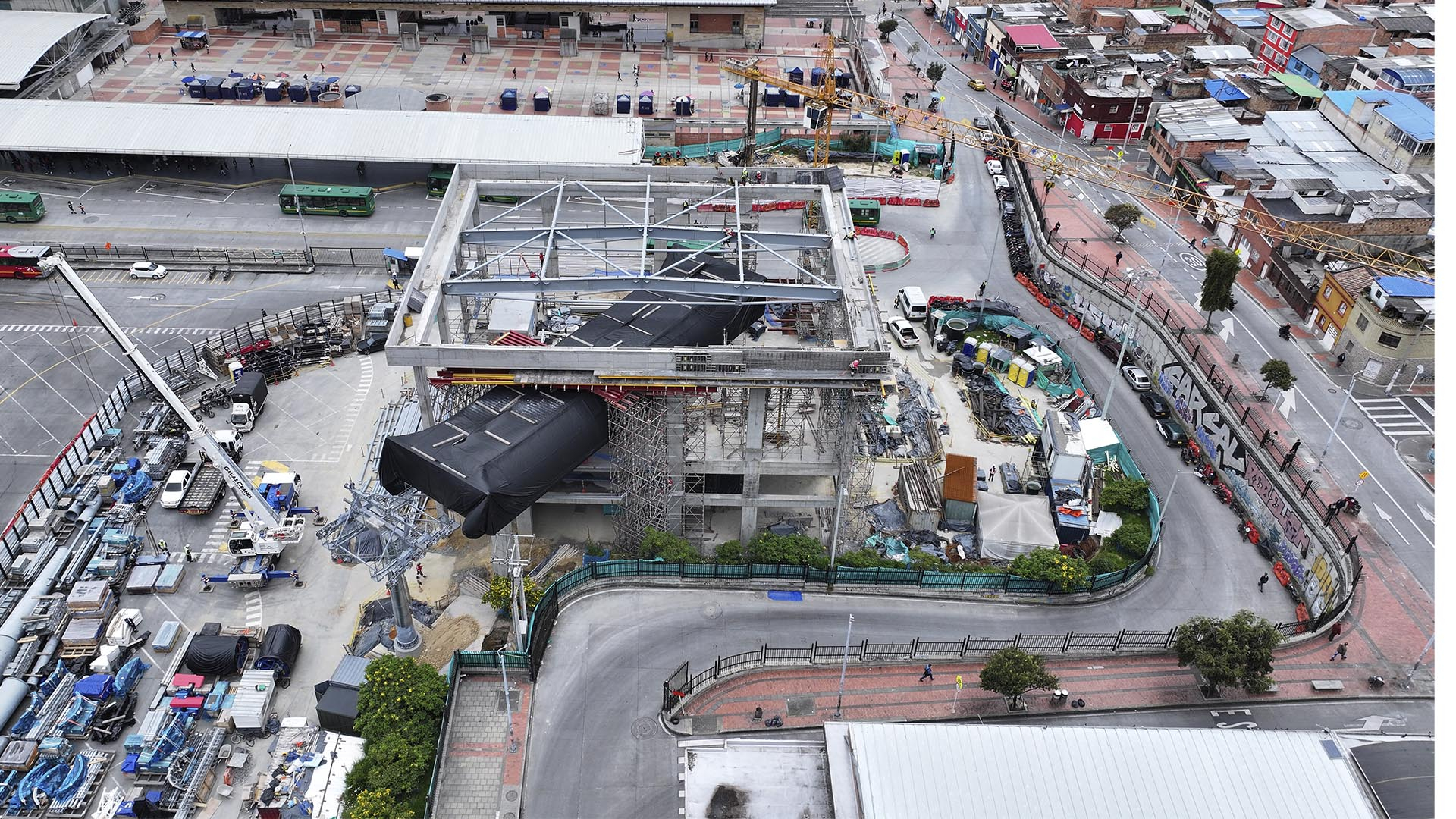La Dirección Sectorial de Movilidad de la Contraloría realizó una visita de obra al TransMiCable, en San Cristóbal, proyecto que actualmente tiene un avance del 66 %, con una inversión de $364 mil millones. El nuevo TransMicable beneficiará a cercade 400 mil personas. Se proyecta su entrega en 2026.