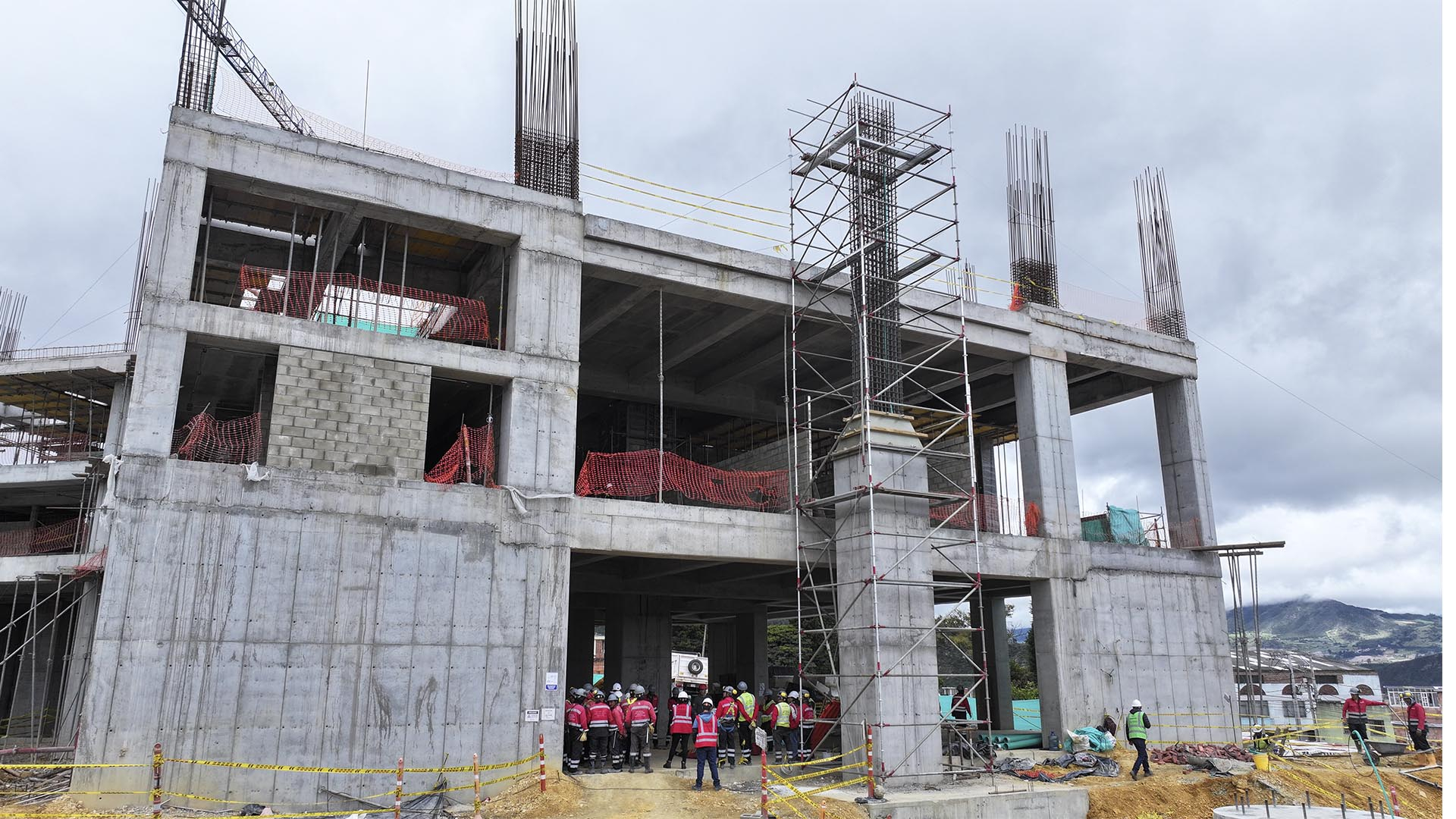 La Dirección Sectorial de Movilidad de la Contraloría realizó una visita de obra al TransMiCable, en San Cristóbal, proyecto que actualmente tiene un avance del 66 %, con una inversión de $364 mil millones. El nuevo TransMicable beneficiará a cercade 400 mil personas. Se proyecta su entrega en 2026.