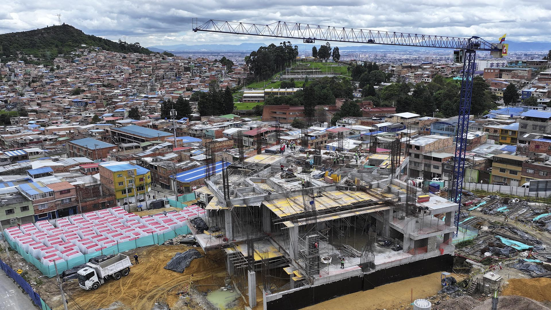 La Dirección Sectorial de Movilidad de la Contraloría realizó una visita de obra al TransMiCable, en San Cristóbal, proyecto que actualmente tiene un avance del 66 %, con una inversión de $364 mil millones. El nuevo TransMicable beneficiará a cercade 400 mil personas. Se proyecta su entrega en 2026.
