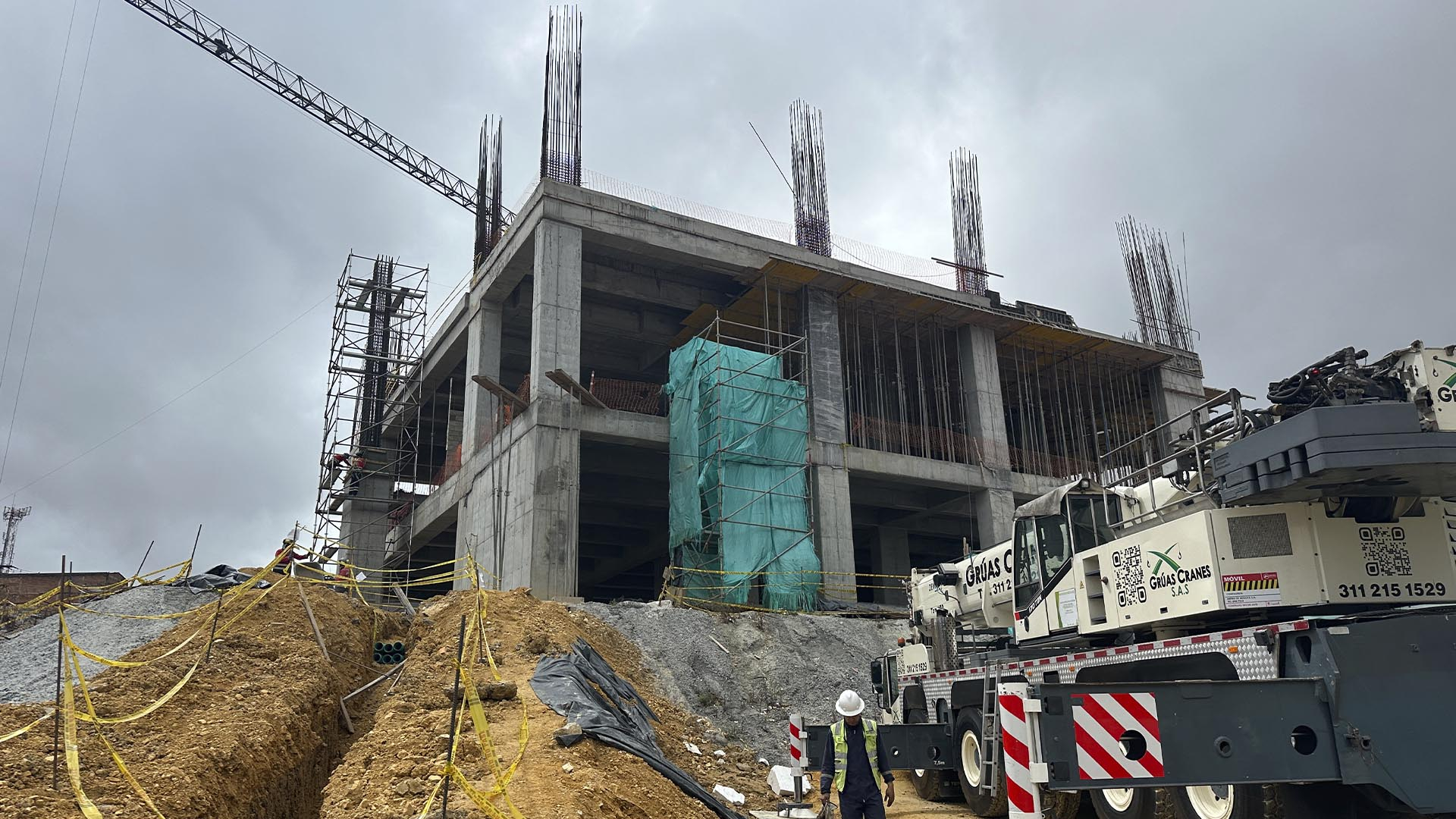 La Dirección Sectorial de Movilidad de la Contraloría realizó una visita de obra al TransMiCable, en San Cristóbal, proyecto que actualmente tiene un avance del 66 %, con una inversión de $364 mil millones. El nuevo TransMicable beneficiará a cercade 400 mil personas. Se proyecta su entrega en 2026.