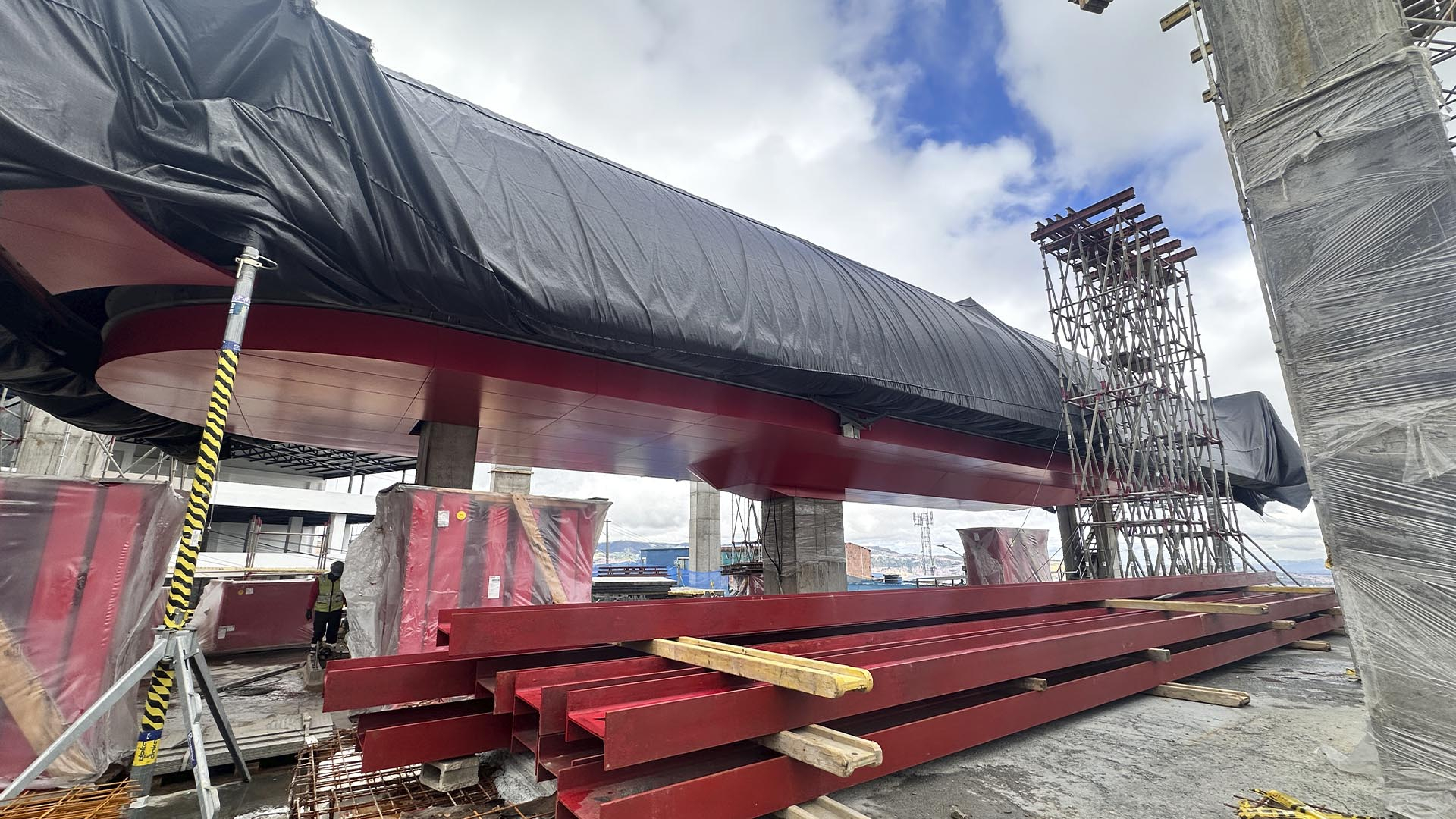 La Dirección Sectorial de Movilidad de la Contraloría realizó una visita de obra al TransMiCable, en San Cristóbal, proyecto que actualmente tiene un avance del 66 %, con una inversión de $364 mil millones. El nuevo TransMicable beneficiará a cercade 400 mil personas. Se proyecta su entrega en 2026.