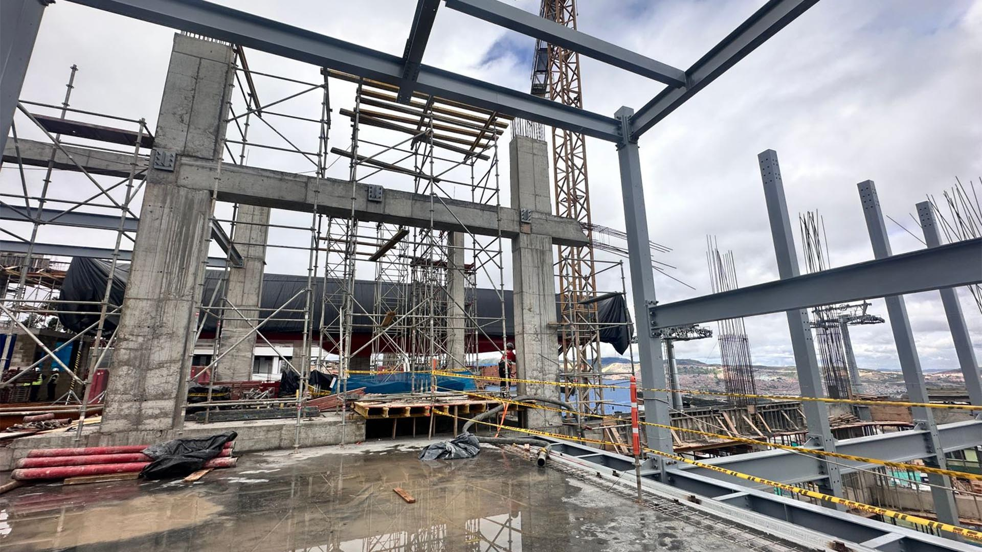 La Dirección Sectorial de Movilidad de la Contraloría realizó una visita de obra al TransMiCable, en San Cristóbal, proyecto que actualmente tiene un avance del 66 %, con una inversión de $364 mil millones. El nuevo TransMicable beneficiará a cercade 400 mil personas. Se proyecta su entrega en 2026.