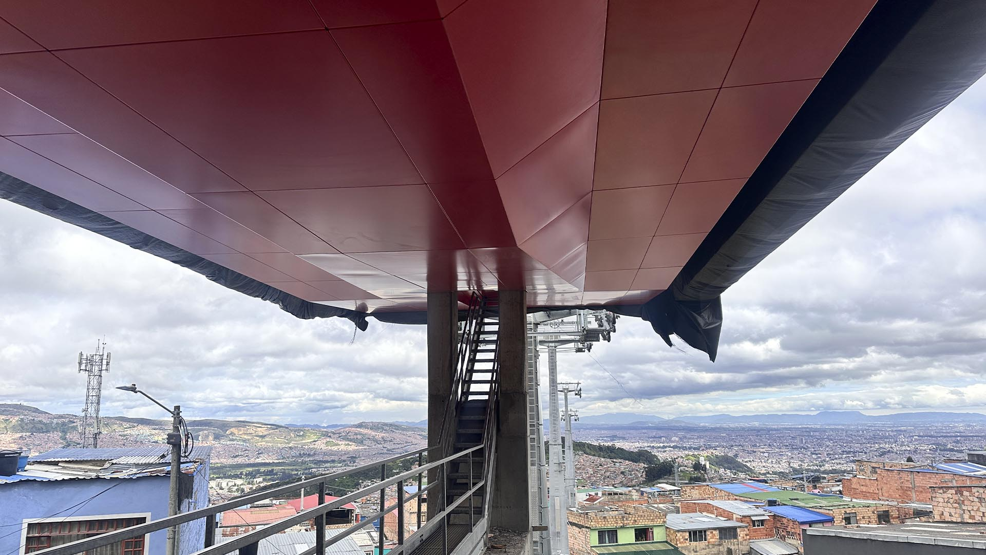 La Dirección Sectorial de Movilidad de la Contraloría realizó una visita de obra al TransMiCable, en San Cristóbal, proyecto que actualmente tiene un avance del 66 %, con una inversión de $364 mil millones. El nuevo TransMicable beneficiará a cercade 400 mil personas. Se proyecta su entrega en 2026.