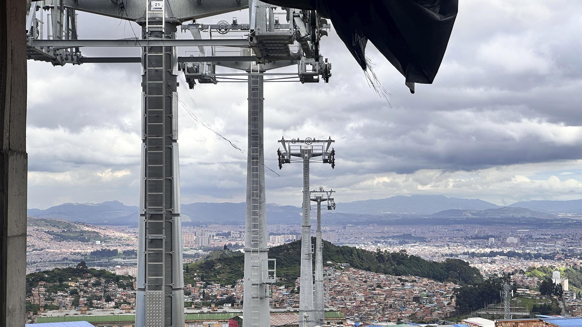 La Dirección Sectorial de Movilidad de la Contraloría realizó una visita de obra al TransMiCable, en San Cristóbal, proyecto que actualmente tiene un avance del 66 %, con una inversión de $364 mil millones. El nuevo TransMicable beneficiará a cercade 400 mil personas. Se proyecta su entrega en 2026.