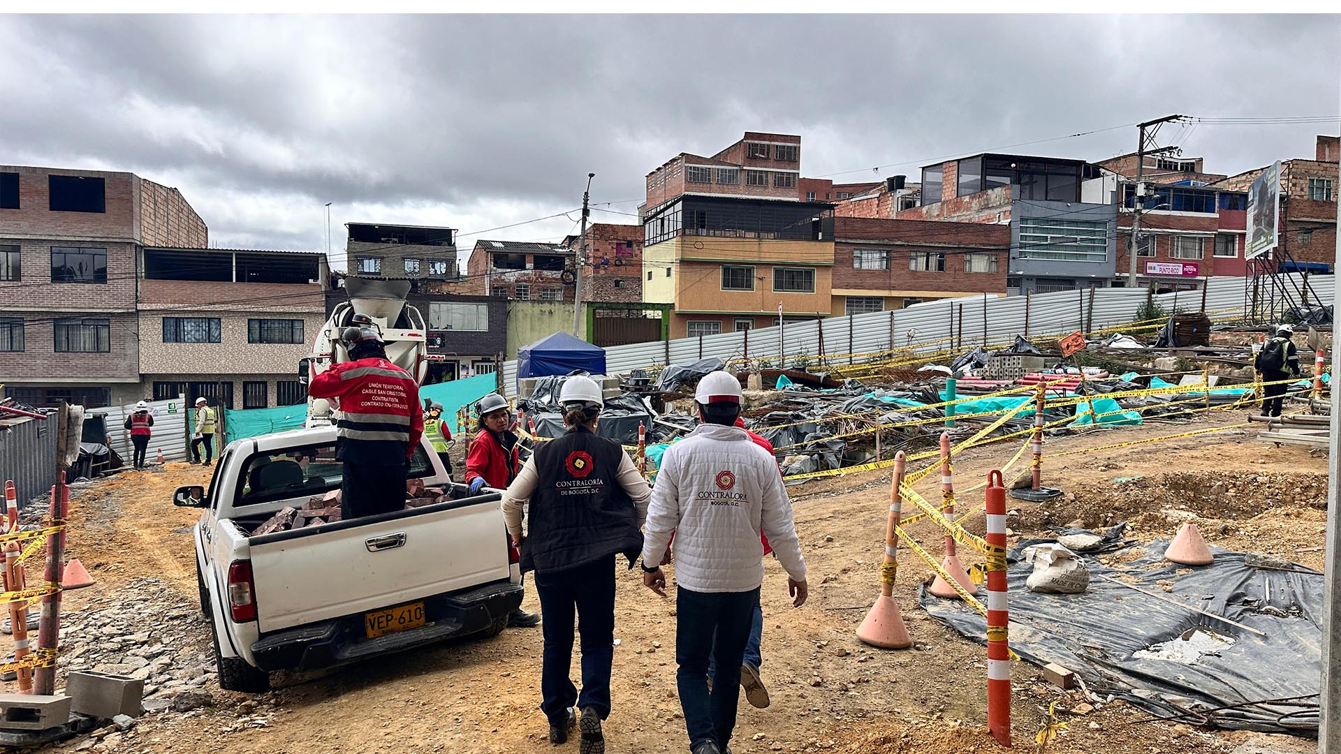 La Dirección Sectorial de Movilidad de la Contraloría realizó una visita de obra al TransMiCable, en San Cristóbal, proyecto que actualmente tiene un avance del 66 %, con una inversión de $364 mil millones. El nuevo TransMicable beneficiará a cercade 400 mil personas. Se proyecta su entrega en 2026.