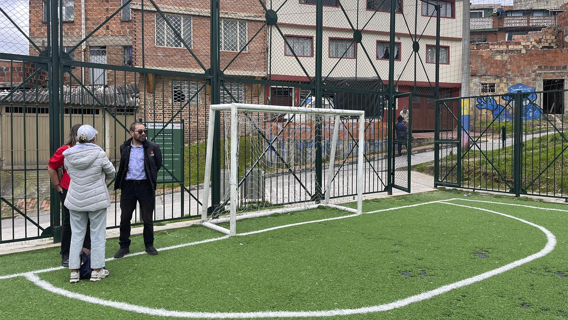 La Dirección de Participación Ciudadana de la Contraloría llevó a cabo una visita especial a la Localidad de San Cristóbal, a obras de mitigación en el barrio La Colmena y al parque La Joyita -entre otras-. Estas visitas seguirán adelantándose por toda la ciudad.