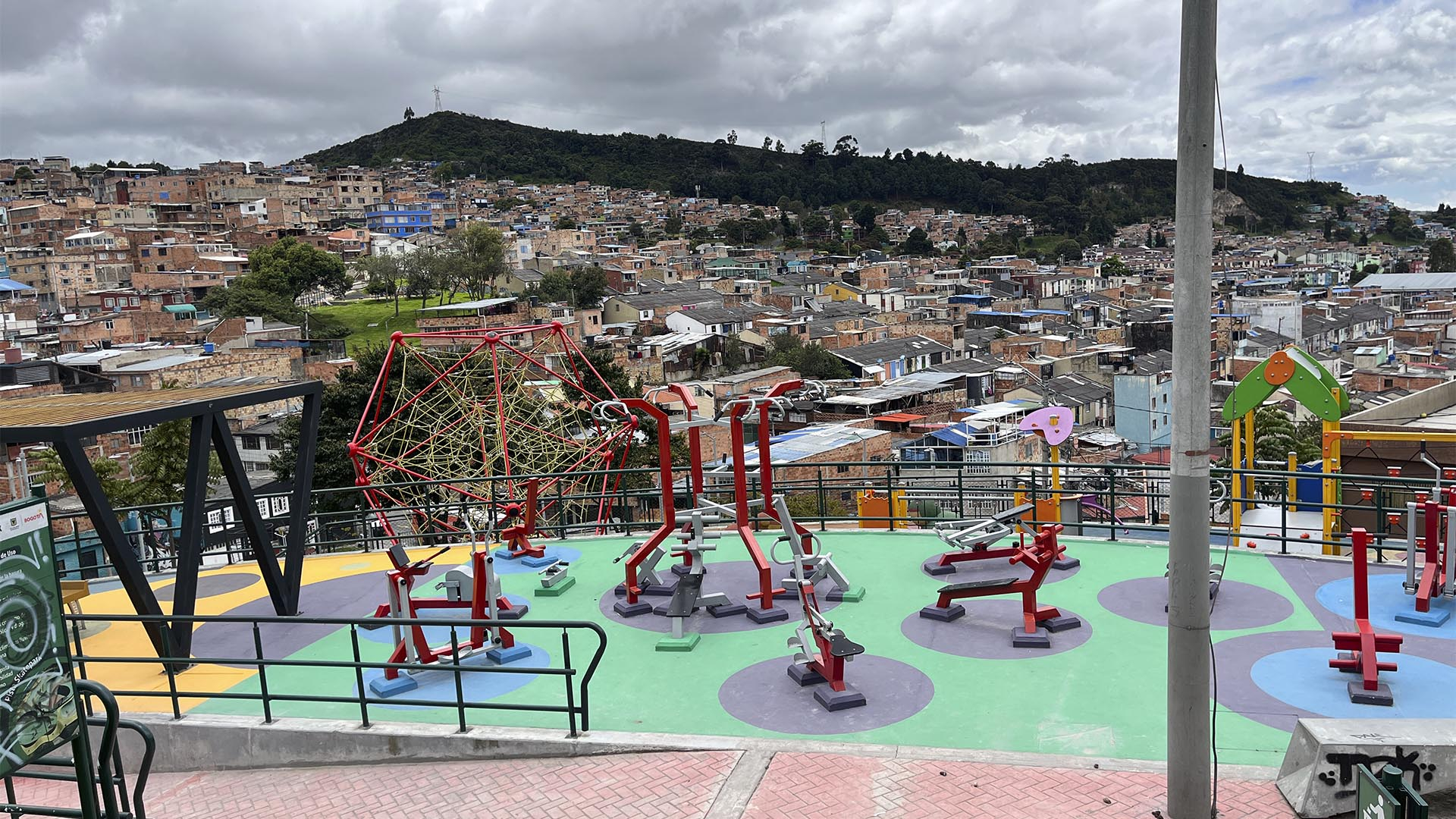 La Dirección de Participación Ciudadana de la Contraloría llevó a cabo una visita especial a la Localidad de San Cristóbal, a obras de mitigación en el barrio La Colmena y al parque La Joyita -entre otras-. Estas visitas seguirán adelantándose por toda la ciudad.