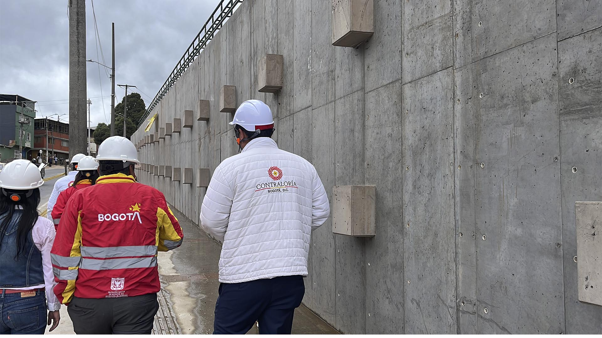 La Dirección de Participación Ciudadana de la Contraloría llevó a cabo una visita especial a la Localidad de San Cristóbal, a obras de mitigación en el barrio La Colmena y al parque La Joyita -entre otras-. Estas visitas seguirán adelantándose por toda la ciudad.