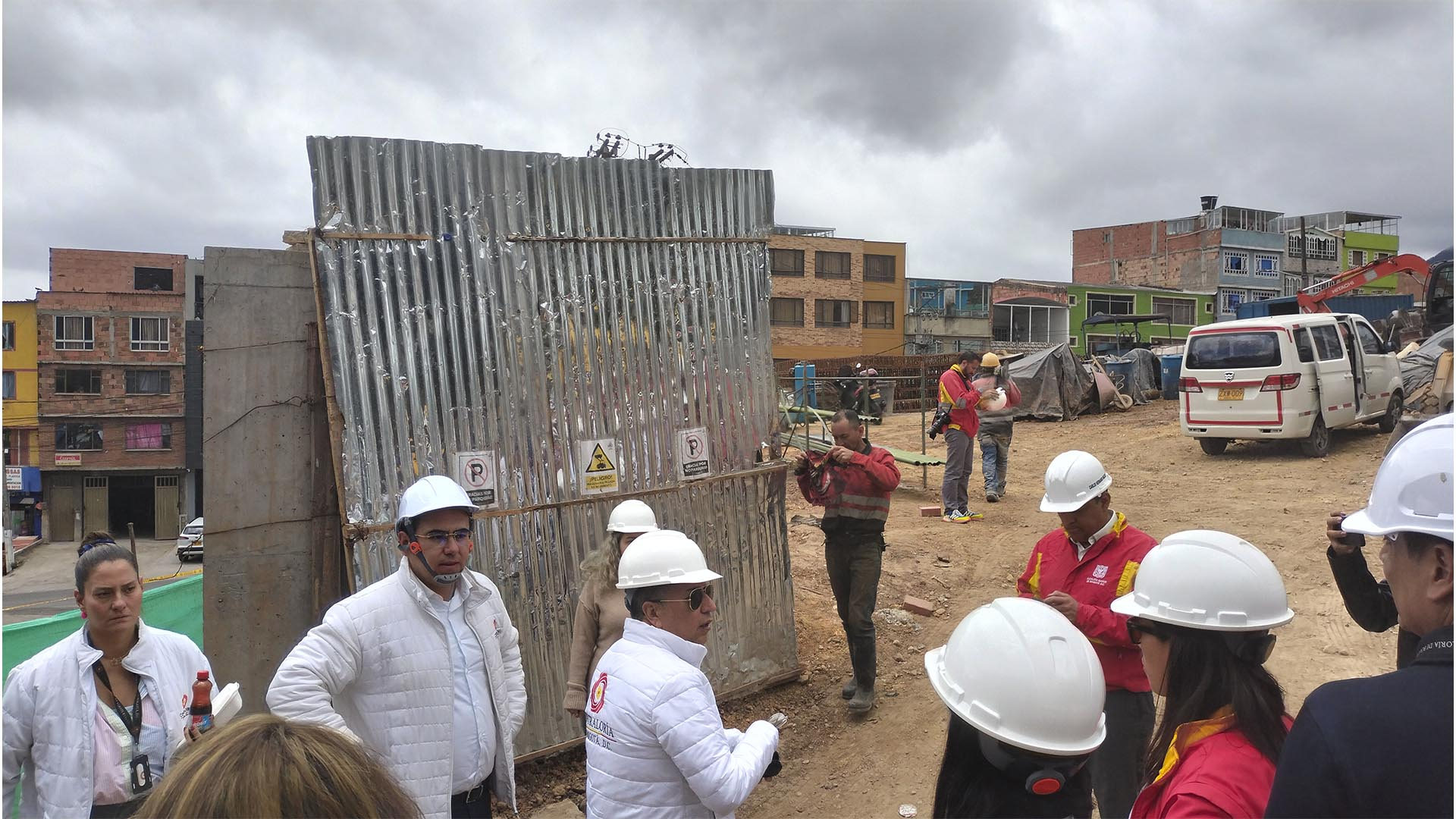 La Dirección de Participación Ciudadana de la Contraloría llevó a cabo una visita especial a la Localidad de San Cristóbal, a obras de mitigación en el barrio La Colmena y al parque La Joyita -entre otras-. Estas visitas seguirán adelantándose por toda la ciudad.