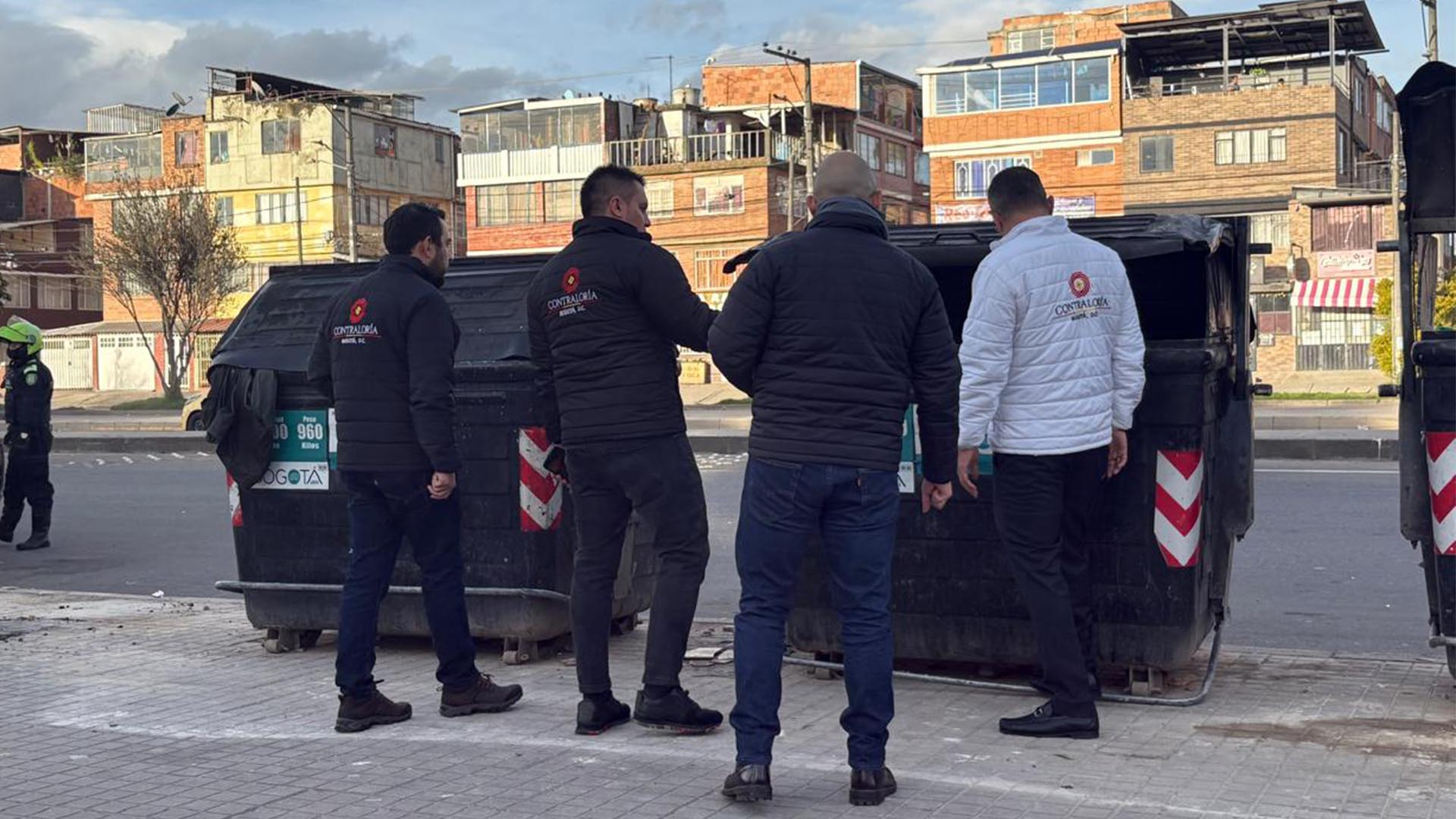 En una jornada especial, en la que participa todo el equipo directivo de la Contraloría de Bogotá y con apoyo de más de 150 funcionarios, el organismo de control fiscal levanta un inventario de los contenedores de basura instalados en la capital.