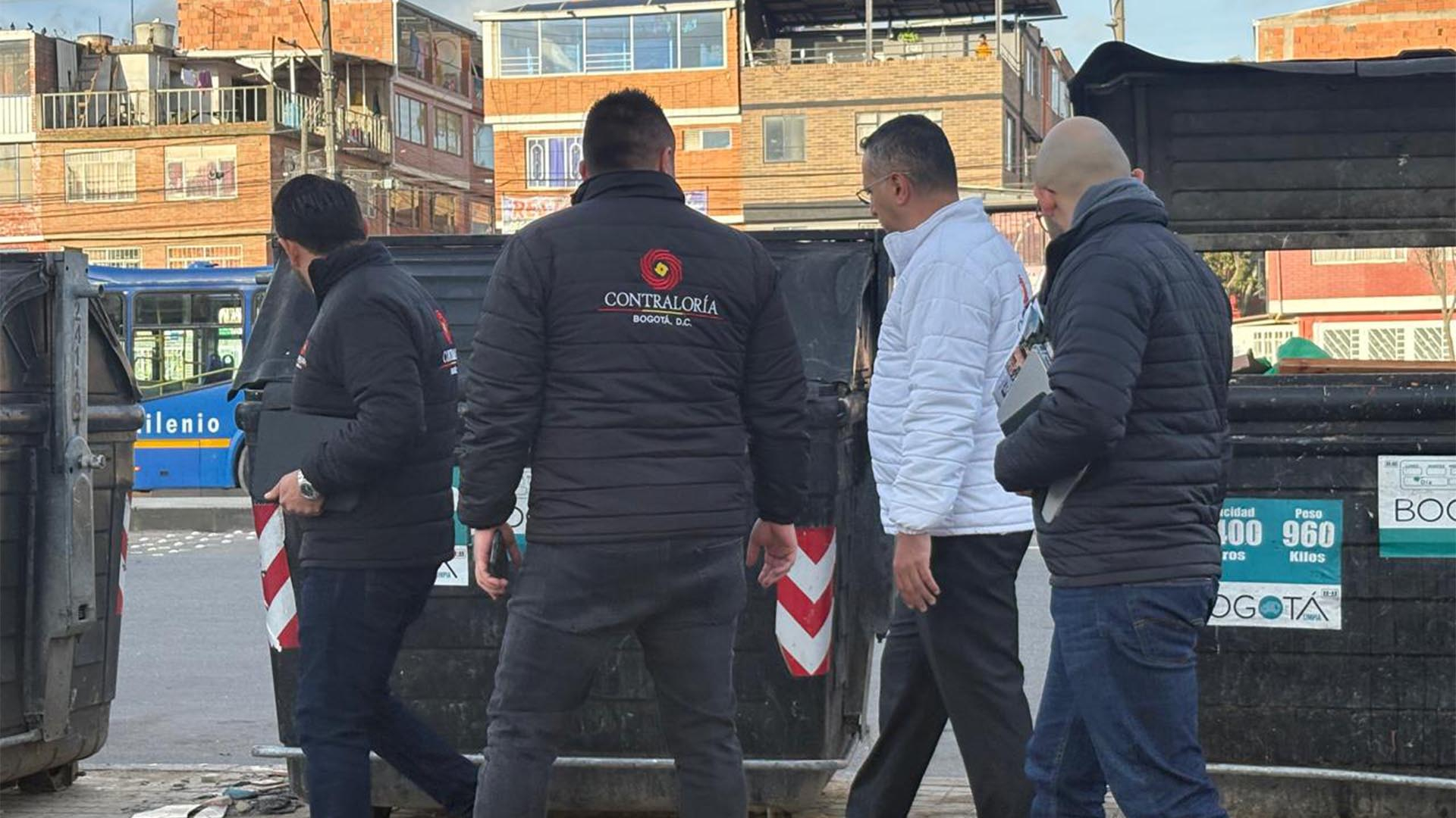 En una jornada especial, en la que participa todo el equipo directivo de la Contraloría de Bogotá y con apoyo de más de 150 funcionarios, el organismo de control fiscal levanta un inventario de los contenedores de basura instalados en la capital.