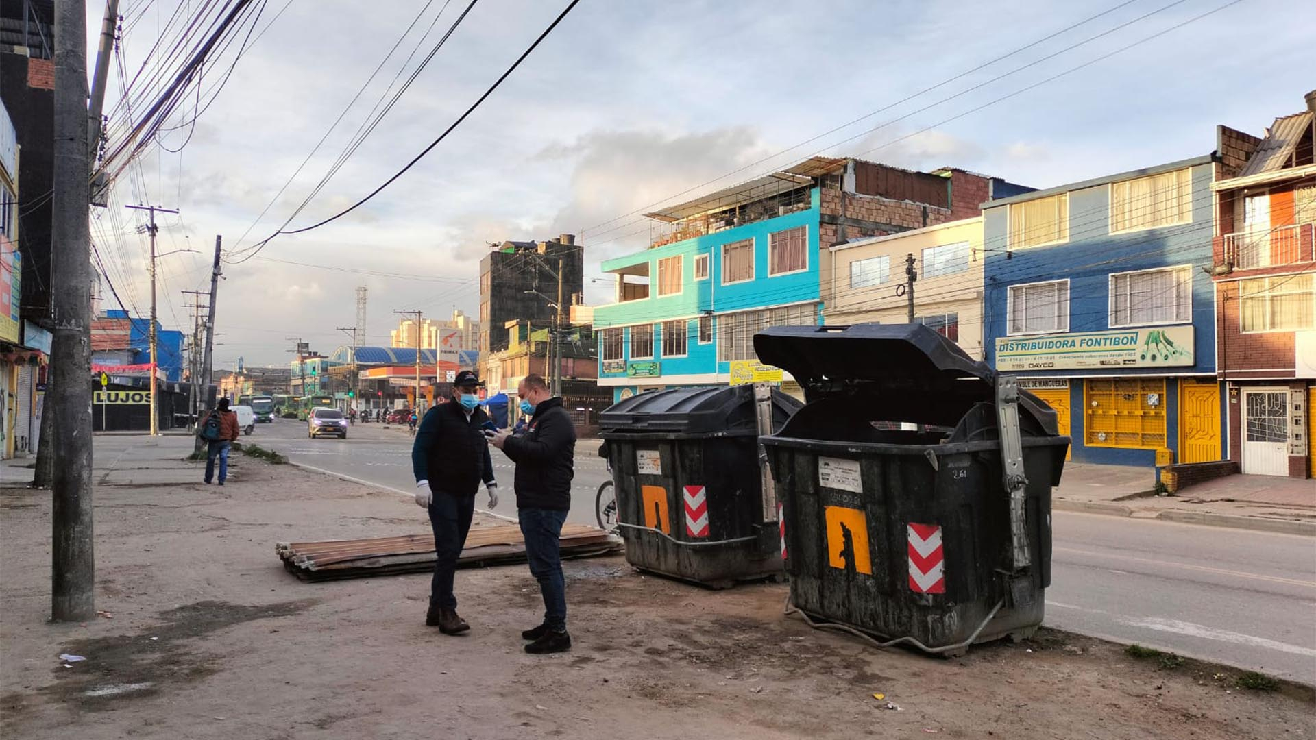 En una jornada especial, en la que participa todo el equipo directivo de la Contraloría de Bogotá y con apoyo de más de 150 funcionarios, el organismo de control fiscal levanta un inventario de los contenedores de basura instalados en la capital.