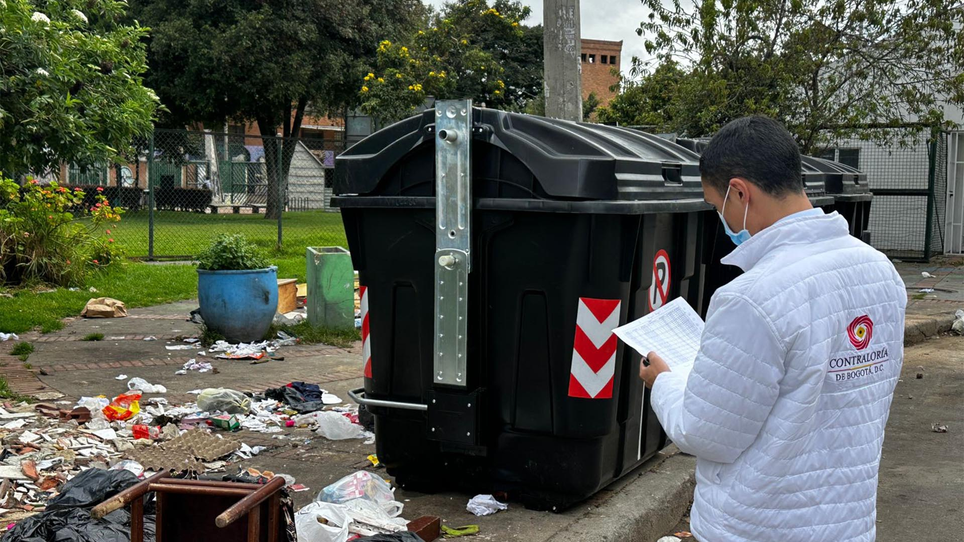 En una jornada especial, en la que participa todo el equipo directivo de la Contraloría de Bogotá y con apoyo de más de 150 funcionarios, el organismo de control fiscal levanta un inventario de los contenedores de basura instalados en la capital.