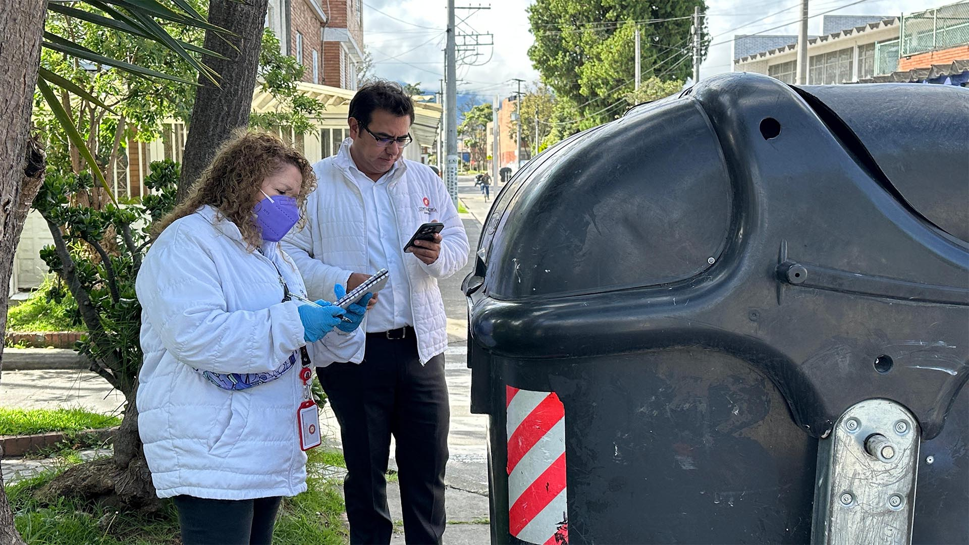 En una jornada especial, en la que participa todo el equipo directivo de la Contraloría de Bogotá y con apoyo de más de 150 funcionarios, el organismo de control fiscal levanta un inventario de los contenedores de basura instalados en la capital.