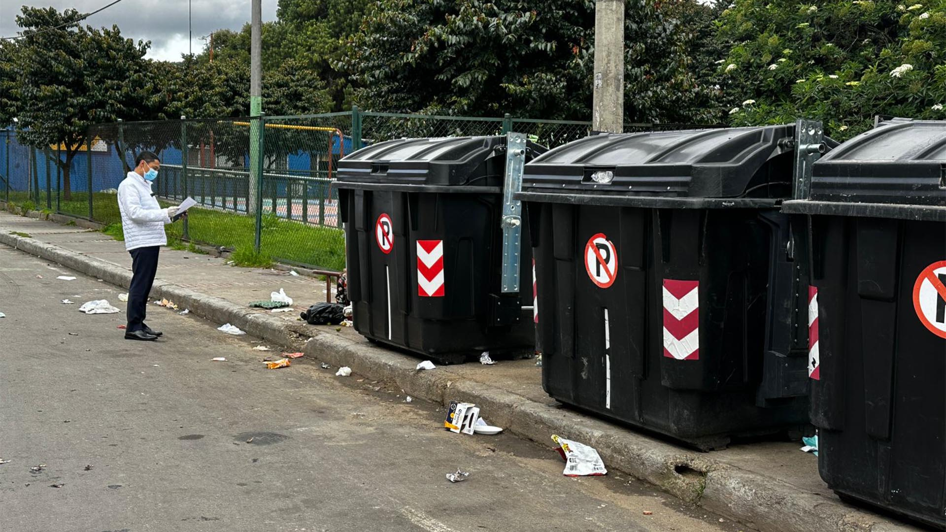 En una jornada especial, en la que participa todo el equipo directivo de la Contraloría de Bogotá y con apoyo de más de 150 funcionarios, el organismo de control fiscal levanta un inventario de los contenedores de basura instalados en la capital.