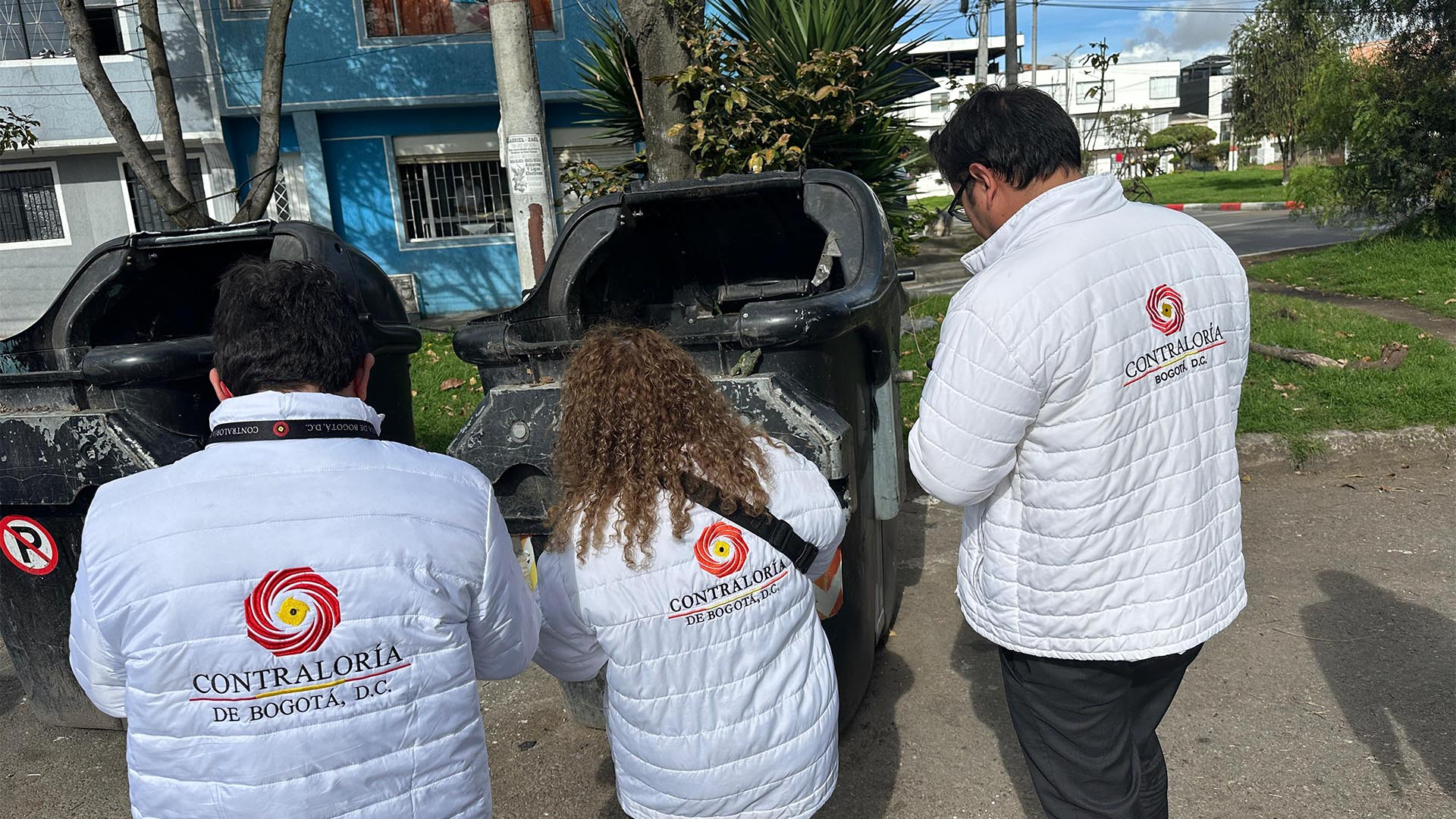 En una jornada especial, en la que participa todo el equipo directivo de la Contraloría de Bogotá y con apoyo de más de 150 funcionarios, el organismo de control fiscal levanta un inventario de los contenedores de basura instalados en la capital.