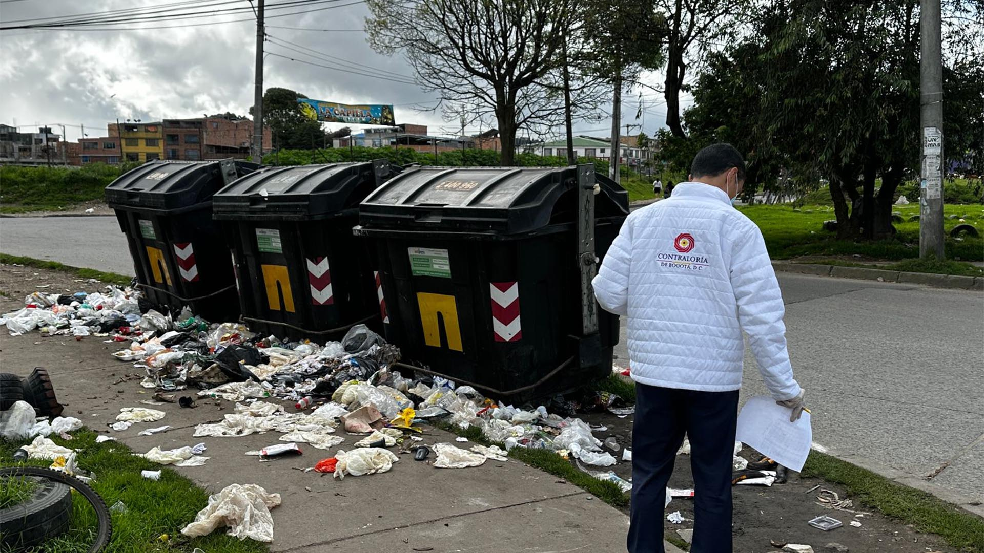 En una jornada especial, en la que participa todo el equipo directivo de la Contraloría de Bogotá y con apoyo de más de 150 funcionarios, el organismo de control fiscal levanta un inventario de los contenedores de basura instalados en la capital.
