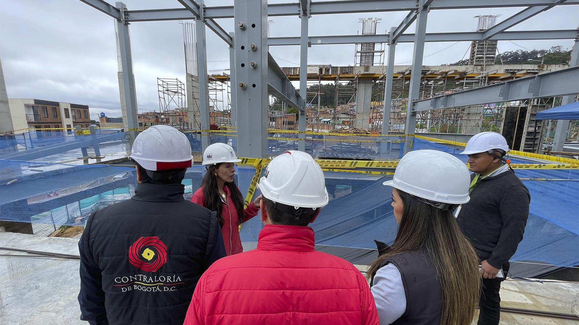 La Dirección Sectorial de Movilidad de la Contraloría adelantó una nueva visita al avance del TransMiCable, ubicado en la Localidad de San Cristóbal, obra que supera los $364 mil millones y que registra un avance del 74 %.