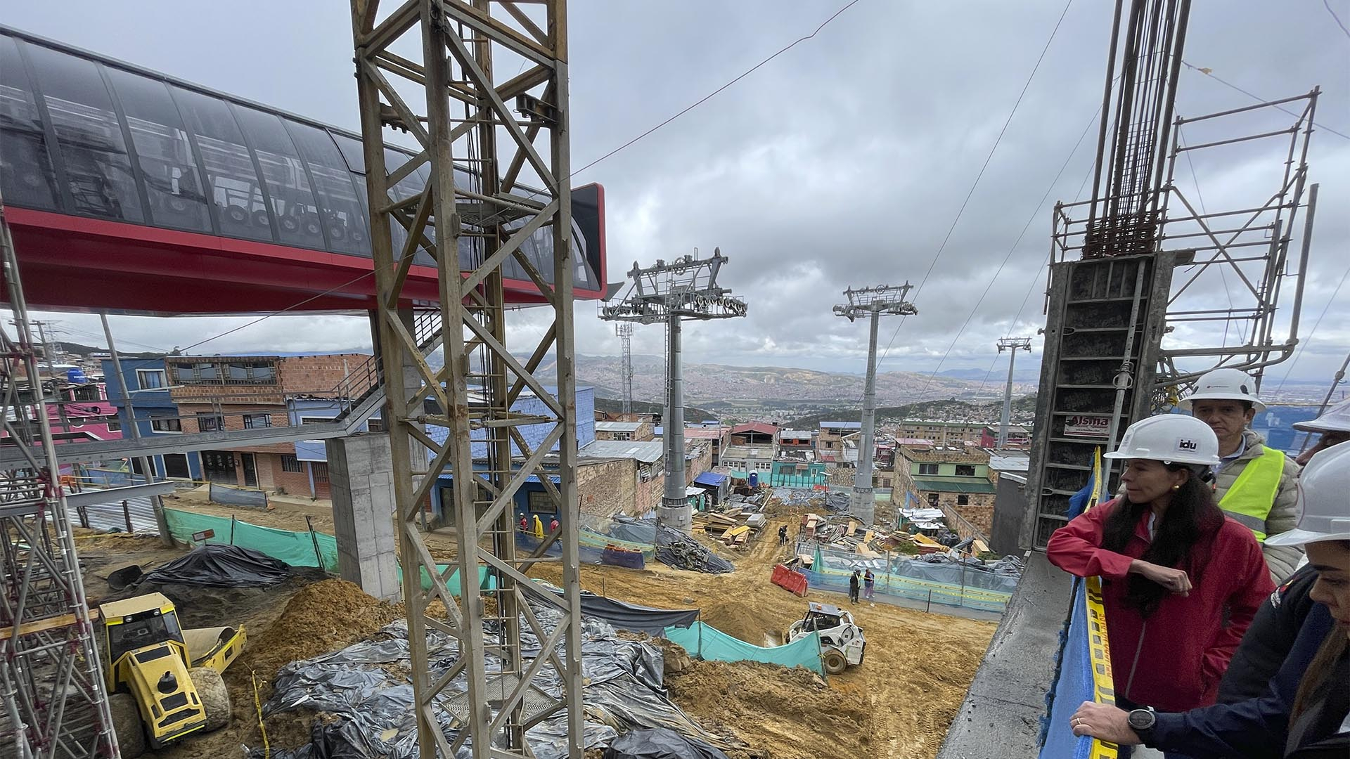 La Dirección Sectorial de Movilidad de la Contraloría adelantó una nueva visita al avance del TransMiCable, ubicado en la Localidad de San Cristóbal, obra que supera los $364 mil millones y que registra un avance del 74 %.
