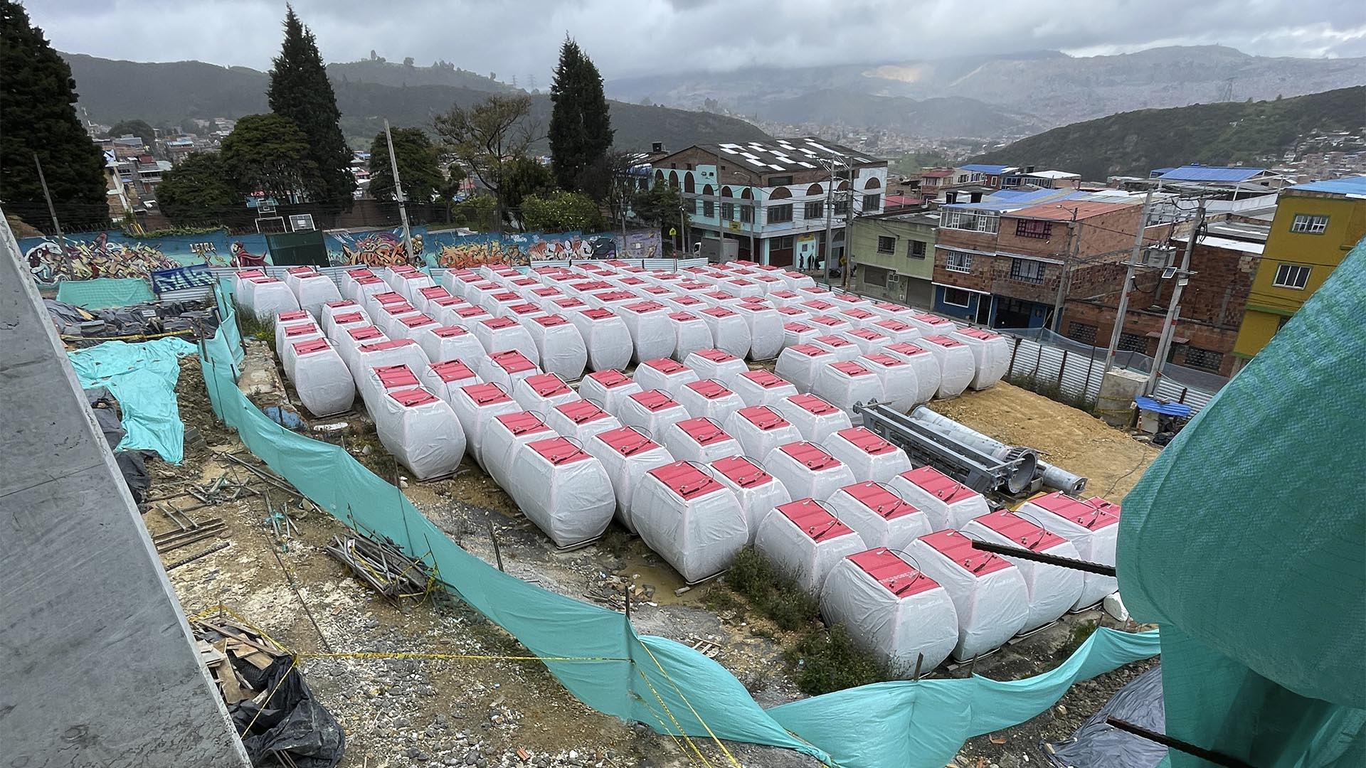 La Dirección Sectorial de Movilidad de la Contraloría adelantó una nueva visita al avance del TransMiCable, ubicado en la Localidad de San Cristóbal, obra que supera los $364 mil millones y que registra un avance del 74 %.