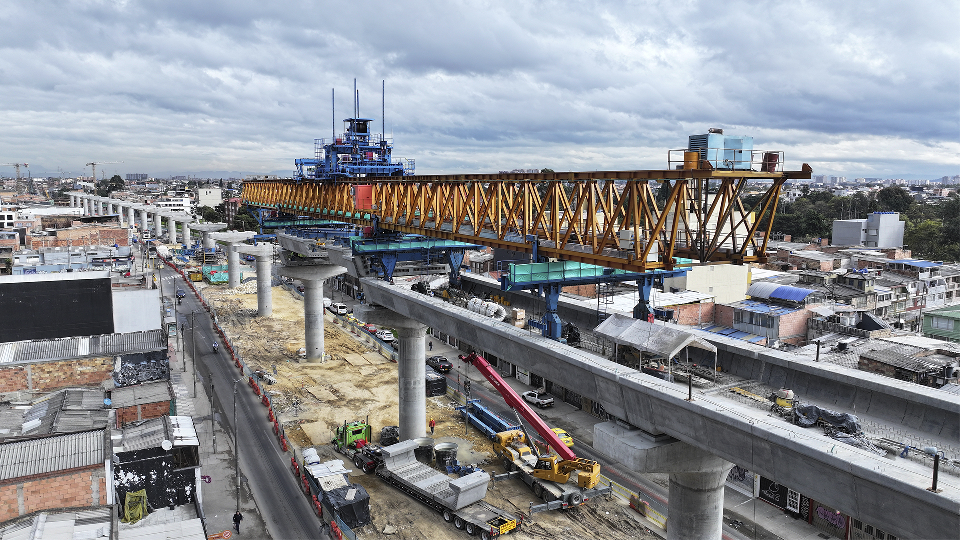 La Dirección Sectorial de Movilidad de la Contraloría recorrió las 16 estaciones que conforman la Primera Línea del Metro de Bogotá, proyecto que se extenderá a lo largo de 24 kilómetros, desde el Patio Taller en Bosa (suroriente de la ciudad) hasta la calle 72 con avenida Caracas (norte).