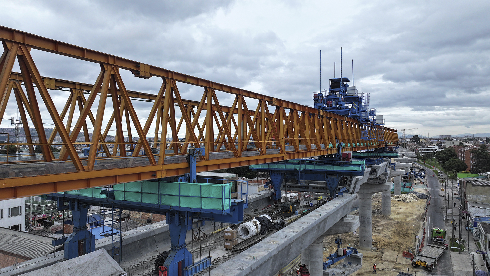 La Dirección Sectorial de Movilidad de la Contraloría recorrió las 16 estaciones que conforman la Primera Línea del Metro de Bogotá, proyecto que se extenderá a lo largo de 24 kilómetros, desde el Patio Taller en Bosa (suroriente de la ciudad) hasta la calle 72 con avenida Caracas (norte).