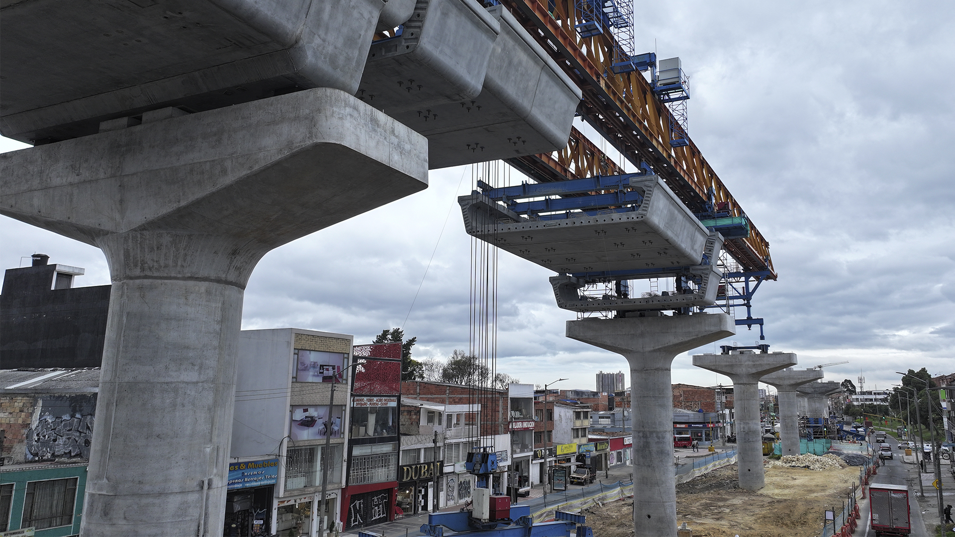 La Dirección Sectorial de Movilidad de la Contraloría recorrió las 16 estaciones que conforman la Primera Línea del Metro de Bogotá, proyecto que se extenderá a lo largo de 24 kilómetros, desde el Patio Taller en Bosa (suroriente de la ciudad) hasta la calle 72 con avenida Caracas (norte).