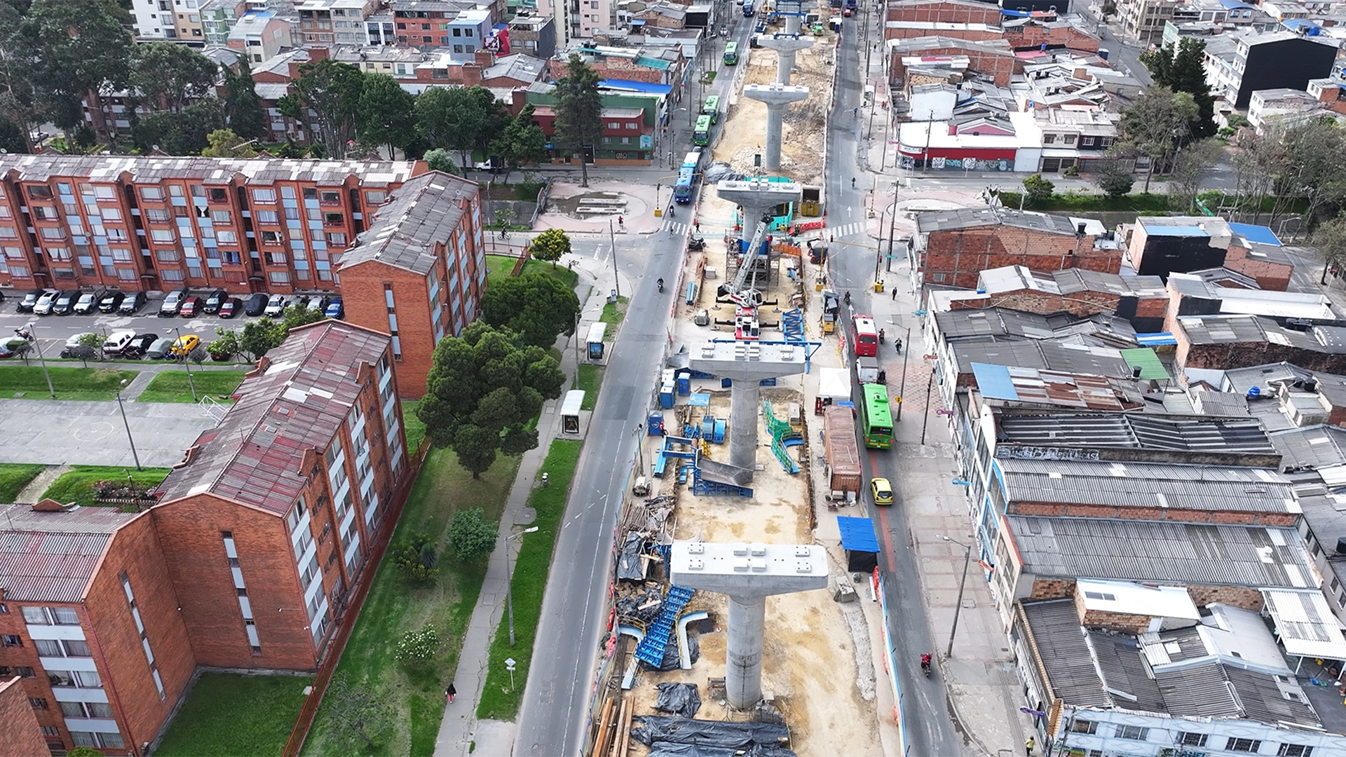La Dirección Sectorial de Movilidad de la Contraloría recorrió las 16 estaciones que conforman la Primera Línea del Metro de Bogotá, proyecto que se extenderá a lo largo de 24 kilómetros, desde el Patio Taller en Bosa (suroriente de la ciudad) hasta la calle 72 con avenida Caracas (norte).