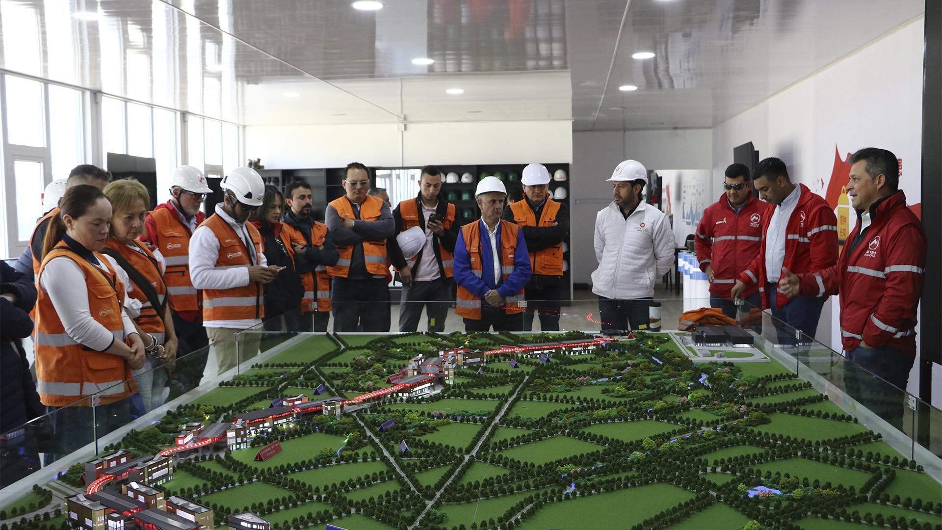 La Dirección Sectorial de Movilidad, en el marco de la Auditoría Financiera de Gestión y Resultados, realizó una visita a la infraestructura del proyecto Metro, uno de los más grandes del país, con el objetivo de verificar su avance que llega al 60 % y la ejecución de recursos. El recorrido incluyó el Patio Taller y las Estaciones 1 y 9. 