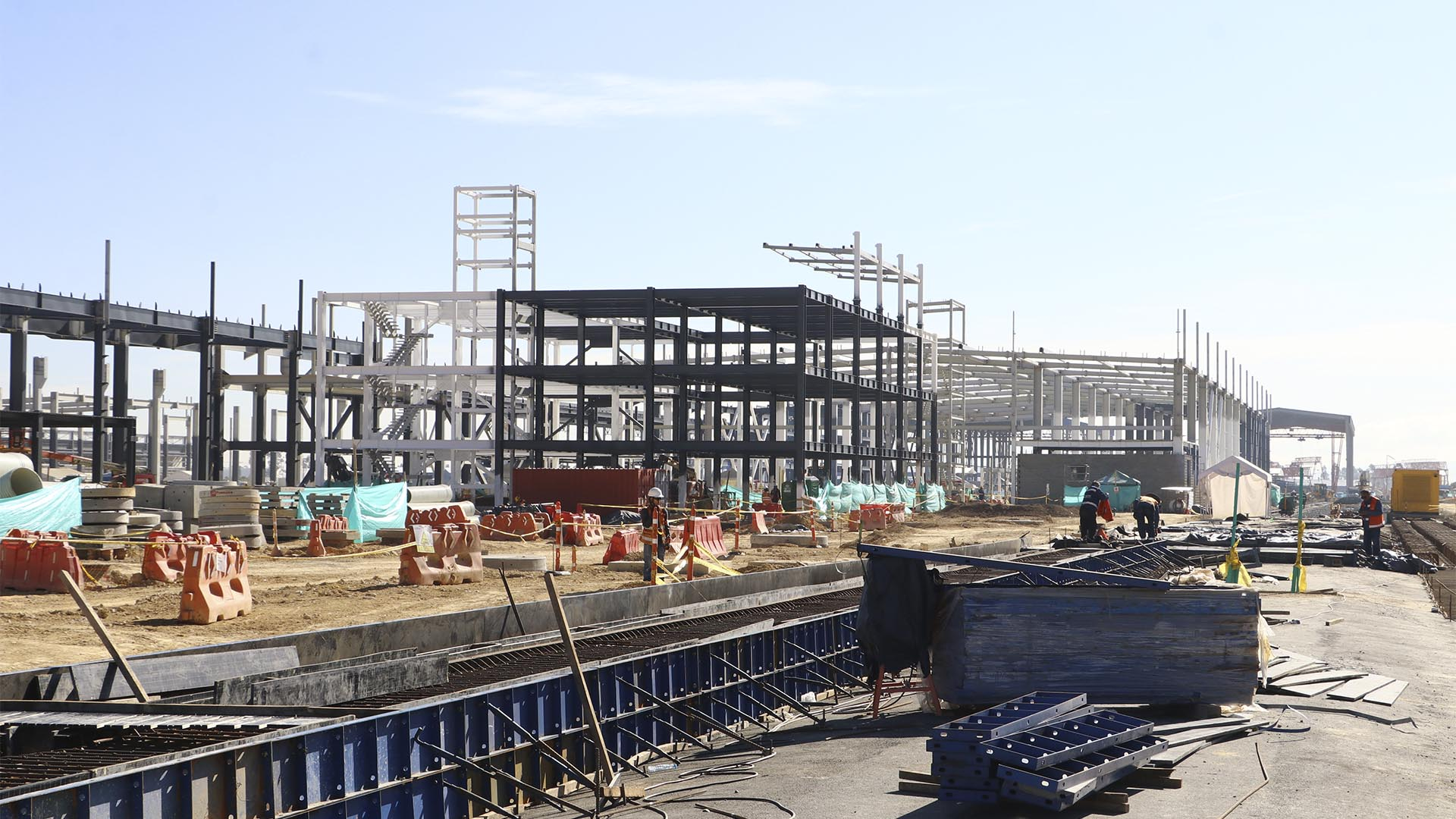 La Dirección Sectorial de Movilidad, en el marco de la Auditoría Financiera de Gestión y Resultados, realizó una visita a la infraestructura del proyecto Metro, uno de los más grandes del país, con el objetivo de verificar su avance que llega al 60 % y la ejecución de recursos. El recorrido incluyó el Patio Taller y las Estaciones 1 y 9. 