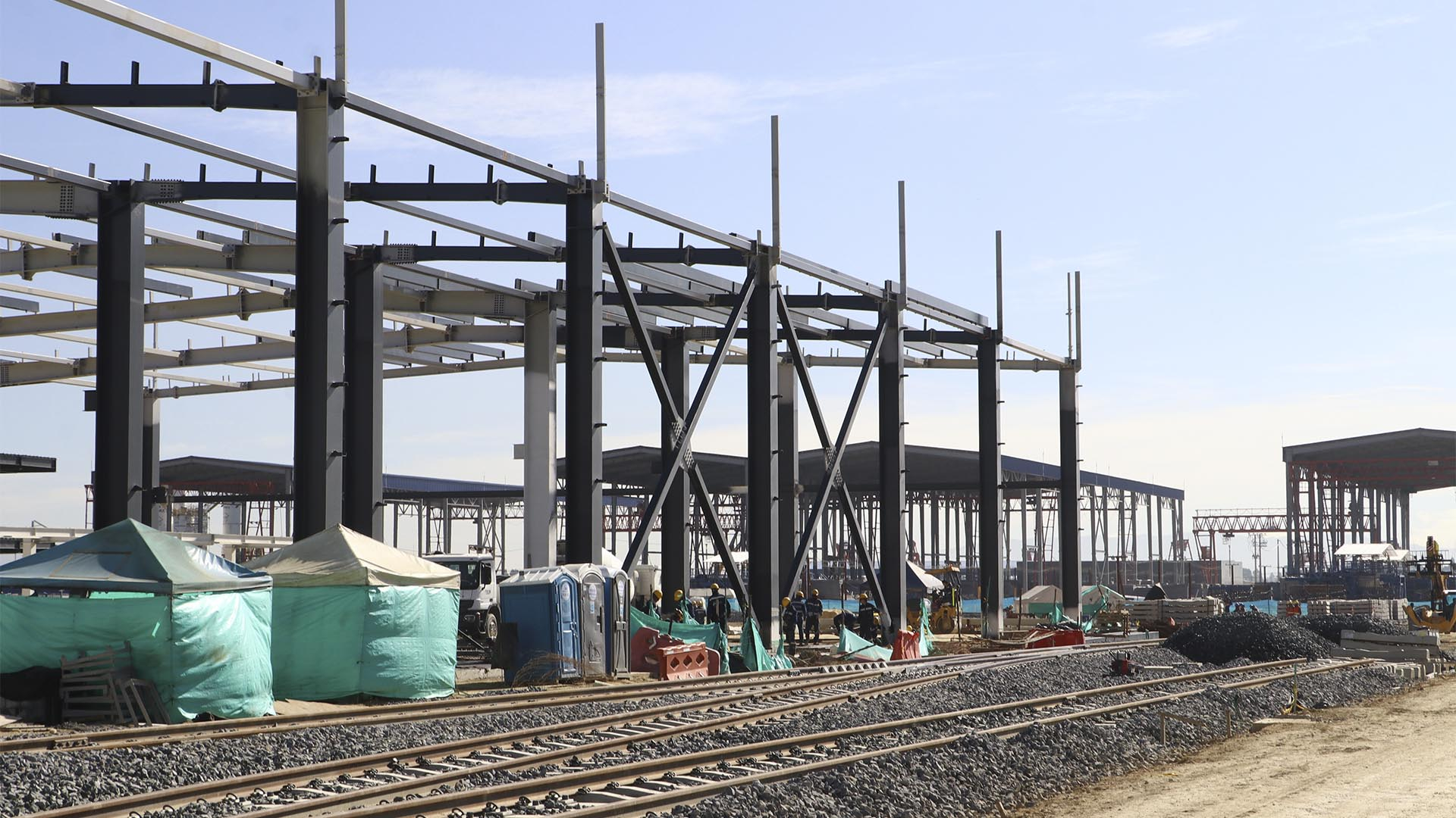 La Dirección Sectorial de Movilidad, en el marco de la Auditoría Financiera de Gestión y Resultados, realizó una visita a la infraestructura del proyecto Metro, uno de los más grandes del país, con el objetivo de verificar su avance que llega al 60 % y la ejecución de recursos. El recorrido incluyó el Patio Taller y las Estaciones 1 y 9. 