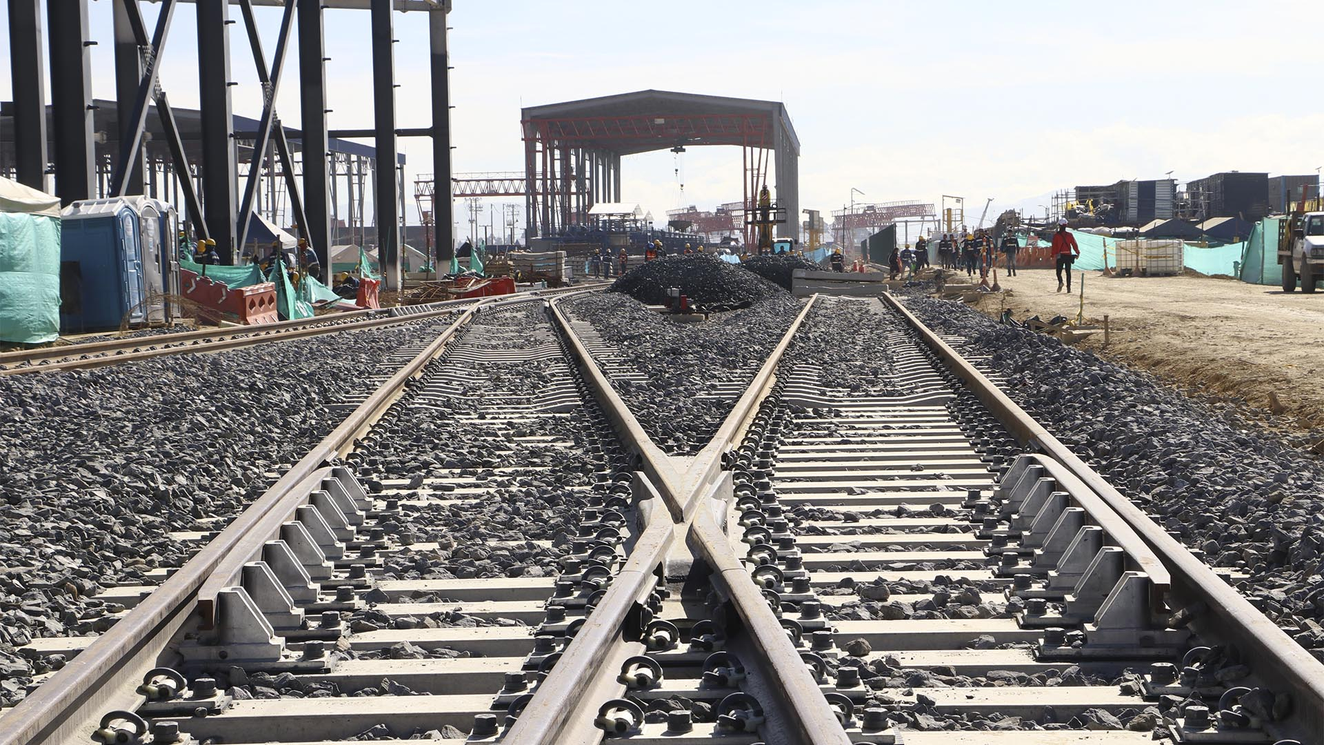 La Dirección Sectorial de Movilidad, en el marco de la Auditoría Financiera de Gestión y Resultados, realizó una visita a la infraestructura del proyecto Metro, uno de los más grandes del país, con el objetivo de verificar su avance que llega al 60 % y la ejecución de recursos. El recorrido incluyó el Patio Taller y las Estaciones 1 y 9. 