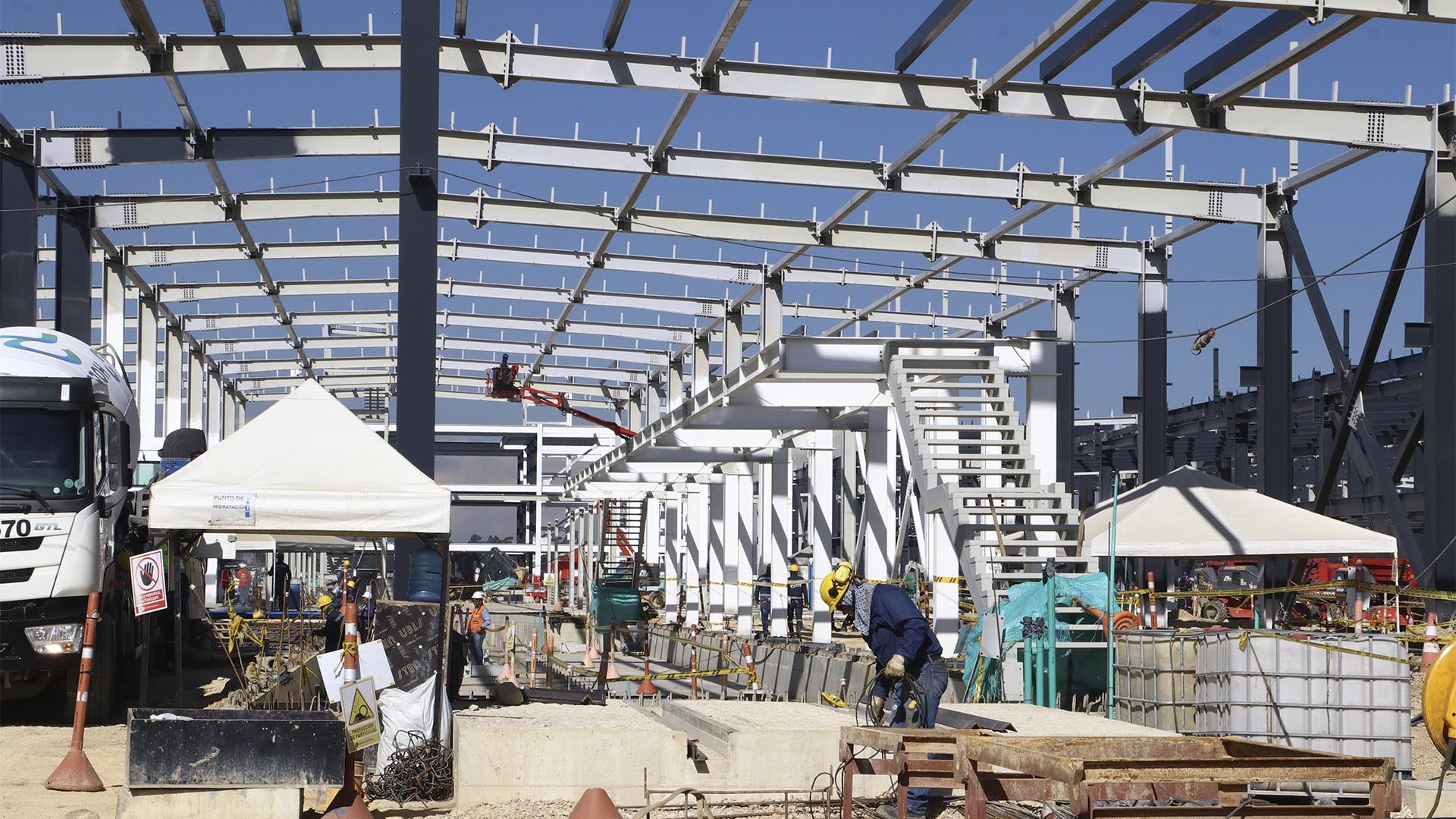La Dirección Sectorial de Movilidad, en el marco de la Auditoría Financiera de Gestión y Resultados, realizó una visita a la infraestructura del proyecto Metro, uno de los más grandes del país, con el objetivo de verificar su avance que llega al 60 % y la ejecución de recursos. El recorrido incluyó el Patio Taller y las Estaciones 1 y 9. 