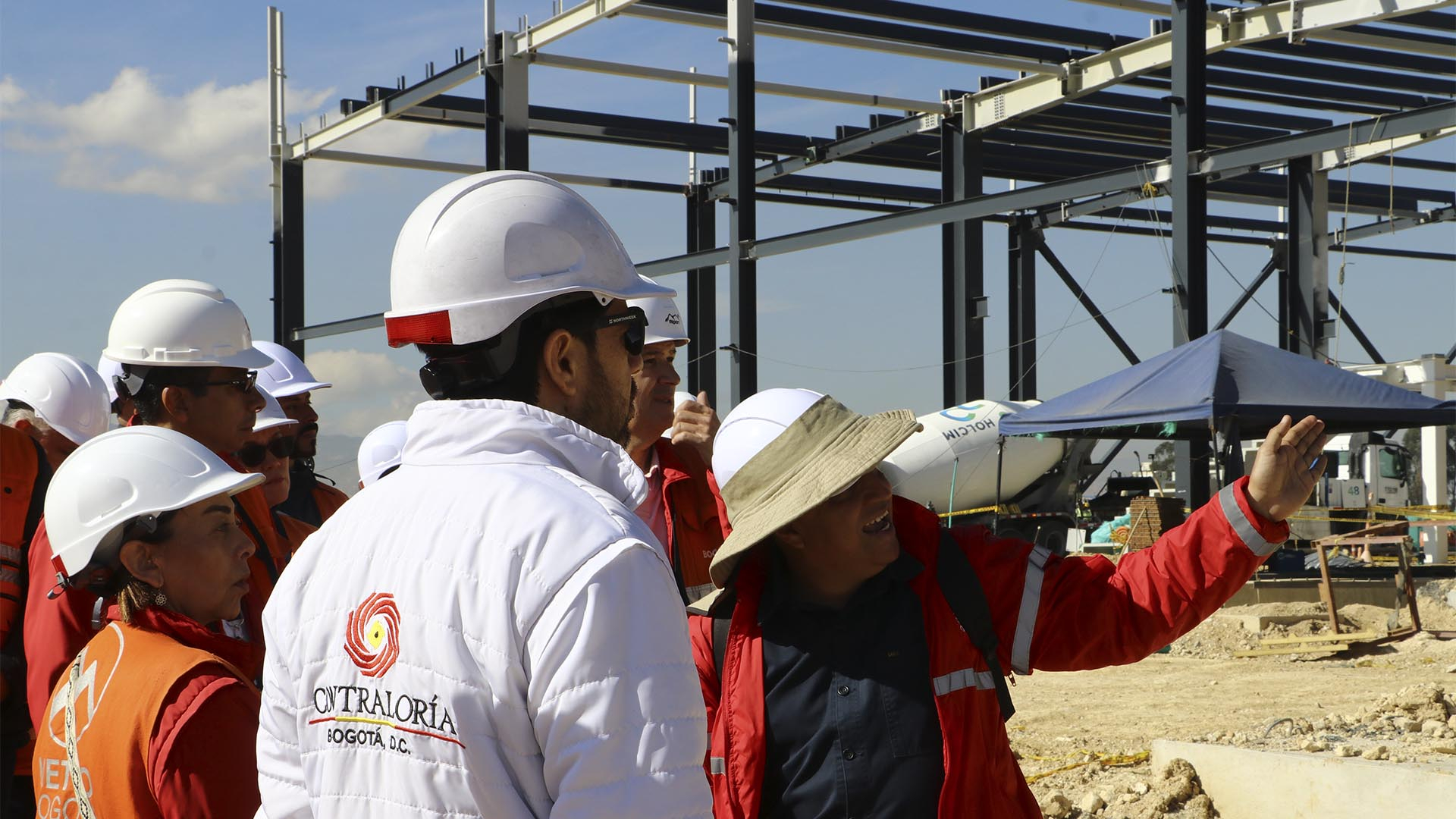 La Dirección Sectorial de Movilidad, en el marco de la Auditoría Financiera de Gestión y Resultados, realizó una visita a la infraestructura del proyecto Metro, uno de los más grandes del país, con el objetivo de verificar su avance que llega al 60 % y la ejecución de recursos. El recorrido incluyó el Patio Taller y las Estaciones 1 y 9. 