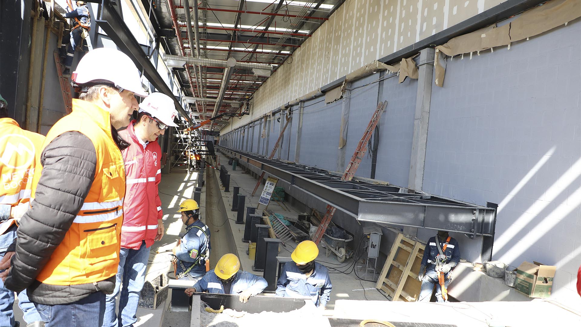 La Dirección Sectorial de Movilidad, en el marco de la Auditoría Financiera de Gestión y Resultados, realizó una visita a la infraestructura del proyecto Metro, uno de los más grandes del país, con el objetivo de verificar su avance que llega al 60 % y la ejecución de recursos. El recorrido incluyó el Patio Taller y las Estaciones 1 y 9. 